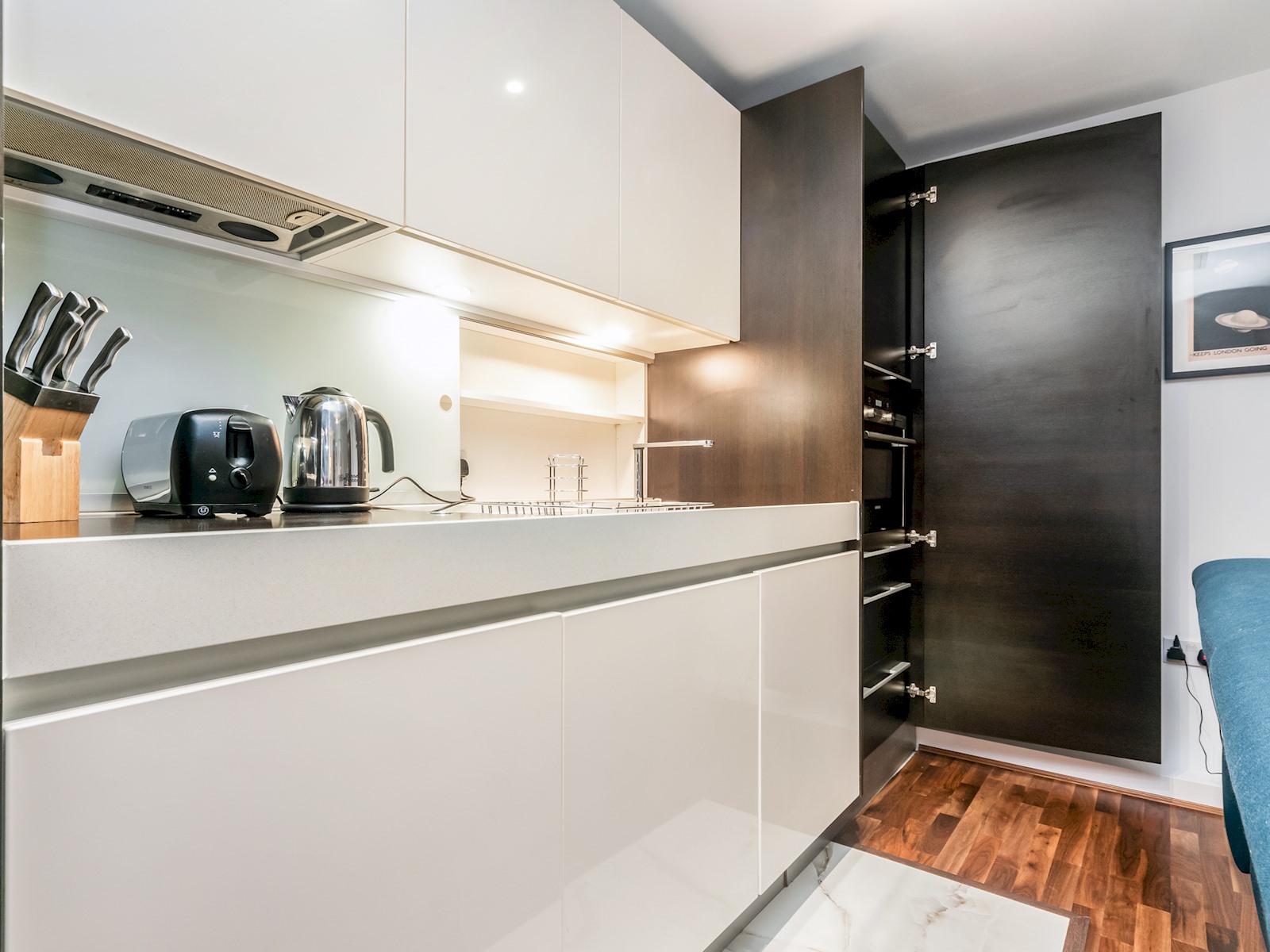 View Stylish Retreat | Walk to Barbican & St. Paul’s - Pass the Keys in Flat 10, 1 Lamb's Passage, EC1Y 8AB EC1Y 8AB Stylish Retreat | Walk to Barbican & St. Paul’s - Pass the Keys in Flat 10, 1 Lamb's Passage, EC1Y 8AB EC1Y 8AB - Property image 4 - VivreStays