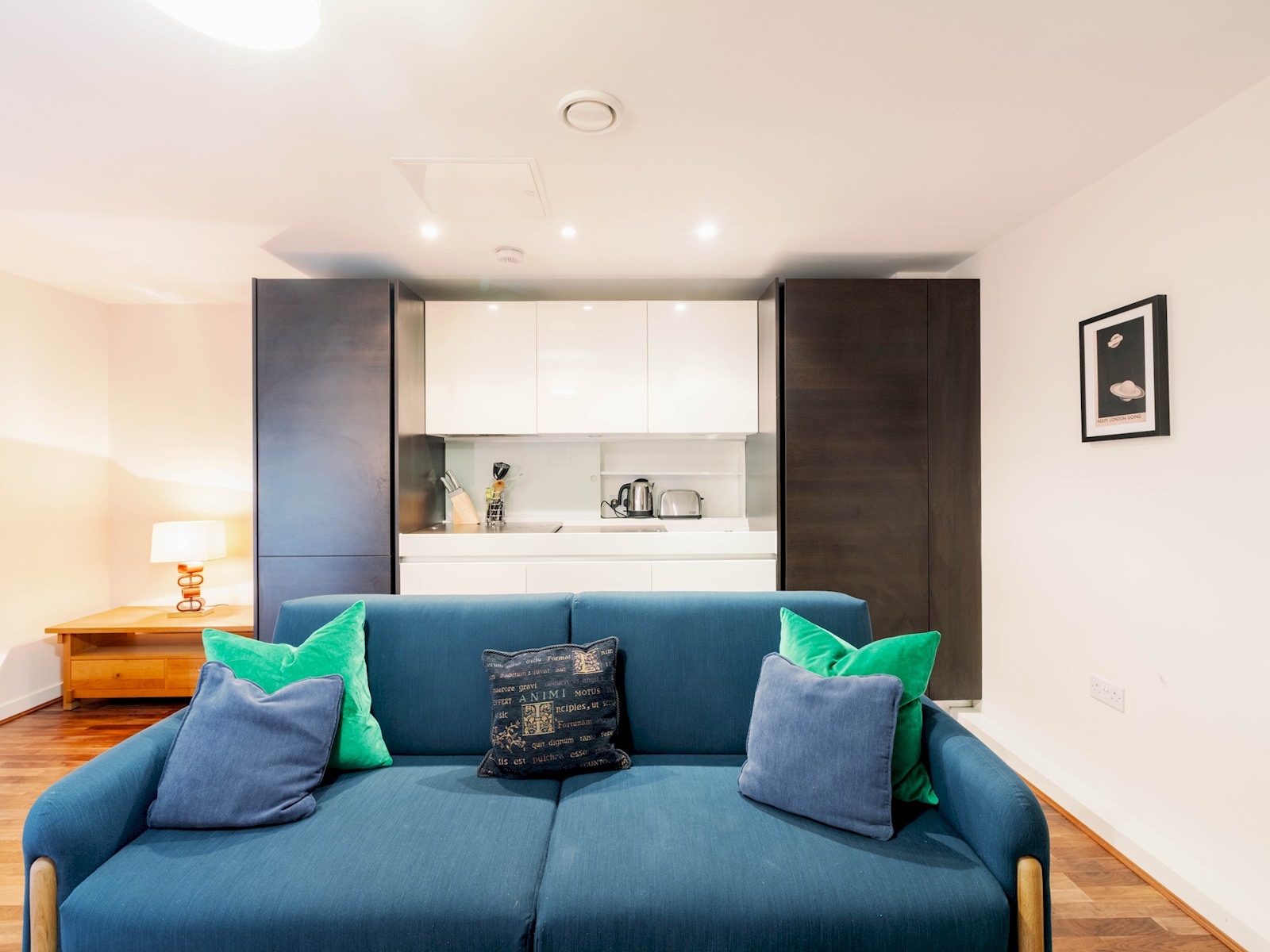 View Stylish Retreat | Walk to Barbican & St. Paul’s - Pass the Keys in Flat 10, 1 Lamb's Passage, EC1Y 8AB EC1Y 8AB Stylish Retreat | Walk to Barbican & St. Paul’s - Pass the Keys in Flat 10, 1 Lamb's Passage, EC1Y 8AB EC1Y 8AB - Property image 47 - VivreStays