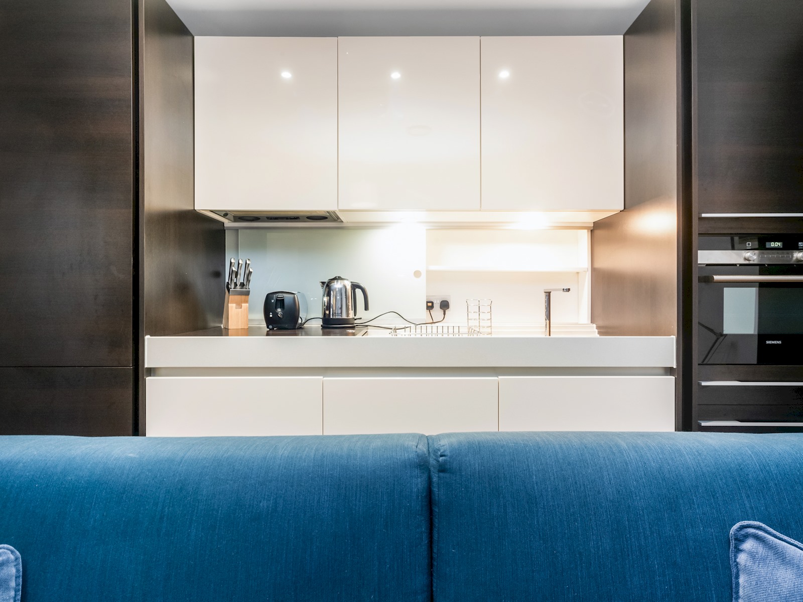 View Stylish Retreat | Walk to Barbican & St. Paul’s - Pass the Keys in Flat 10, 1 Lamb's Passage, EC1Y 8AB EC1Y 8AB Stylish Retreat | Walk to Barbican & St. Paul’s - Pass the Keys in Flat 10, 1 Lamb's Passage, EC1Y 8AB EC1Y 8AB - Property image 5 - VivreStays