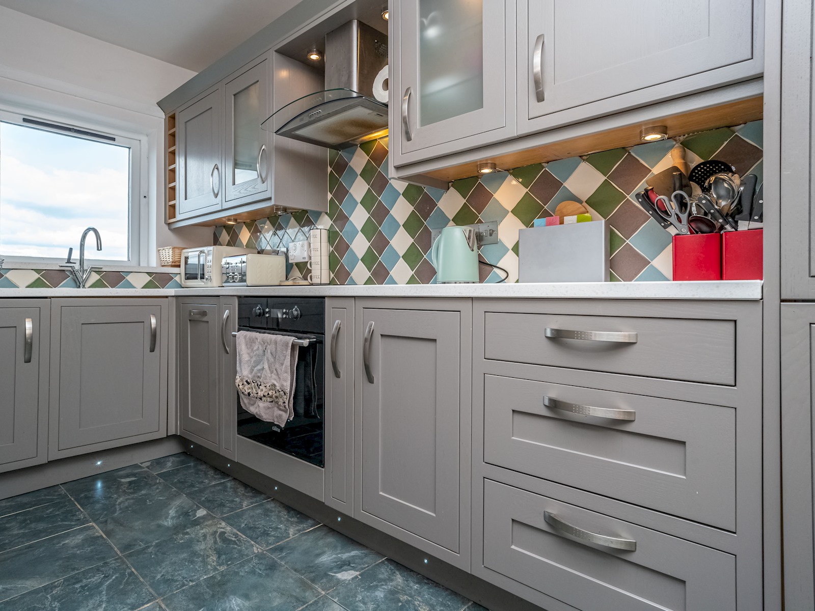 Stunning Flat with Sea View and Parking - Pass the Keys in 25/4 Starbank Road EH5 3BY - Property image 16 - VivreStays