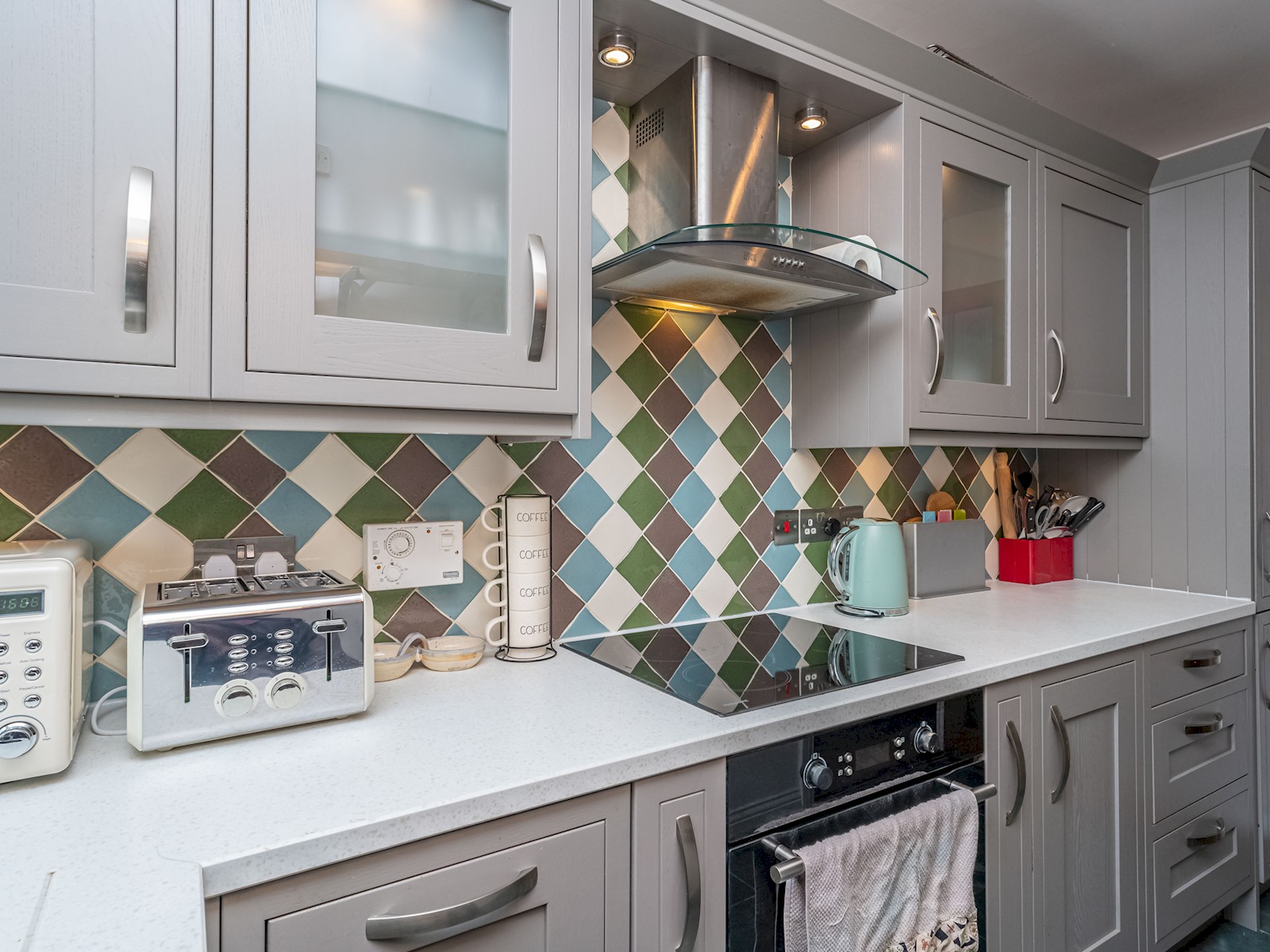 Stunning Flat with Sea View and Parking - Pass the Keys in 25/4 Starbank Road EH5 3BY - Property image 15 - VivreStays