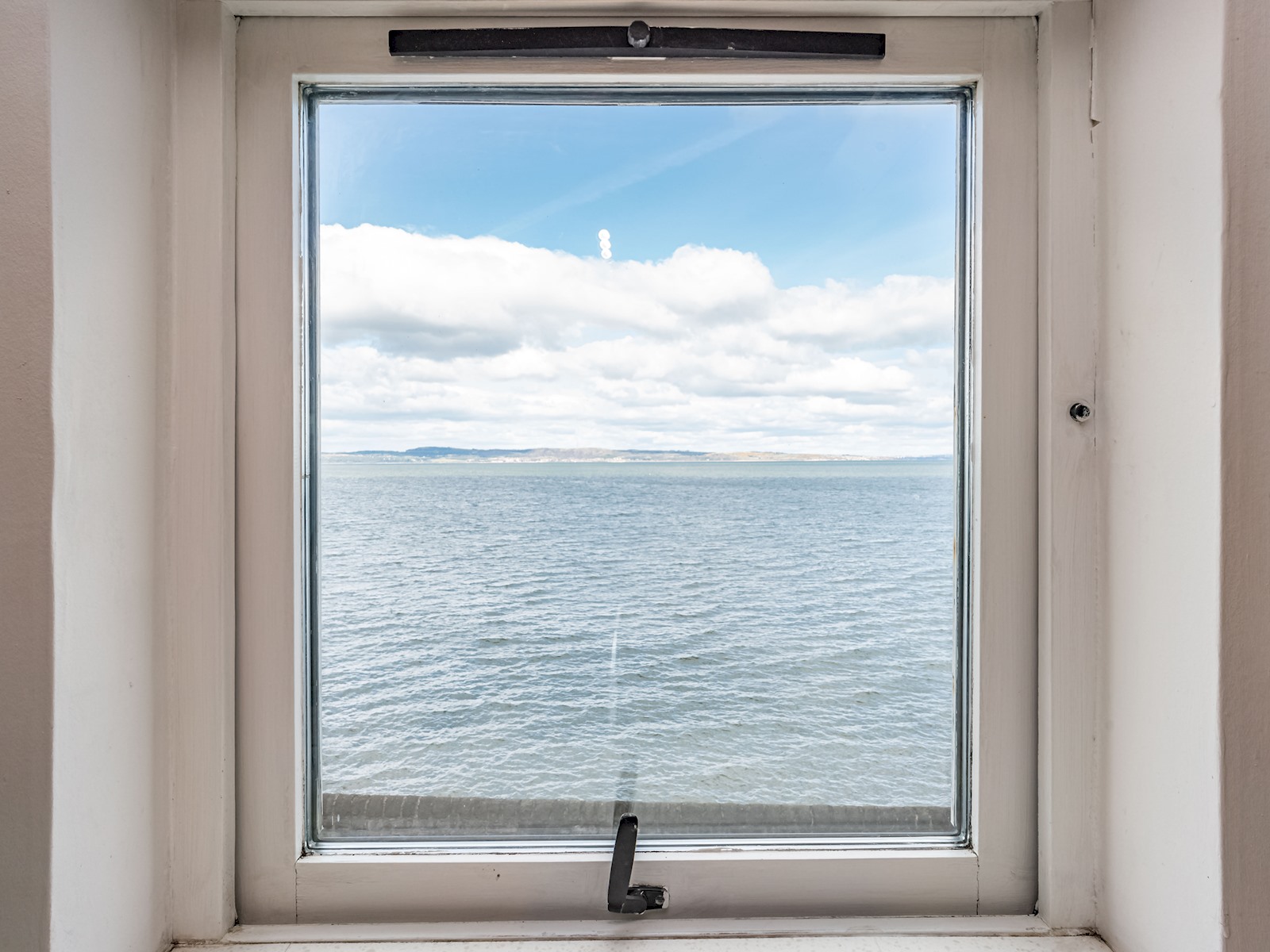 Stunning Flat with Sea View and Parking - Pass the Keys in 25/4 Starbank Road EH5 3BY - Property image 8 - VivreStays