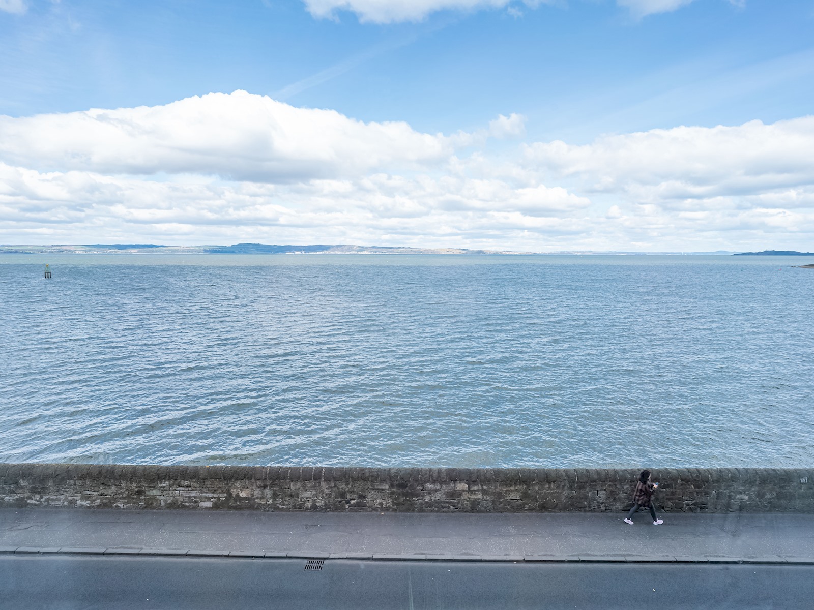 Stunning Flat with Sea View and Parking - Pass the Keys in 25/4 Starbank Road EH5 3BY - Property image 14 - VivreStays