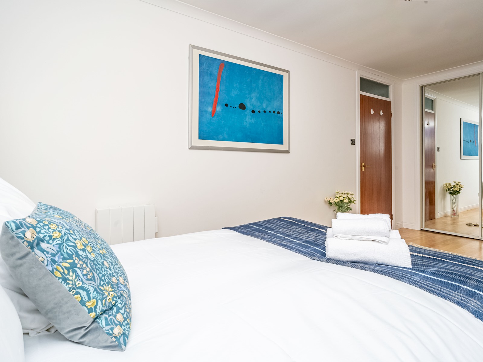 Stunning Flat with Sea View and Parking - Pass the Keys in 25/4 Starbank Road EH5 3BY - Property image 18 - VivreStays