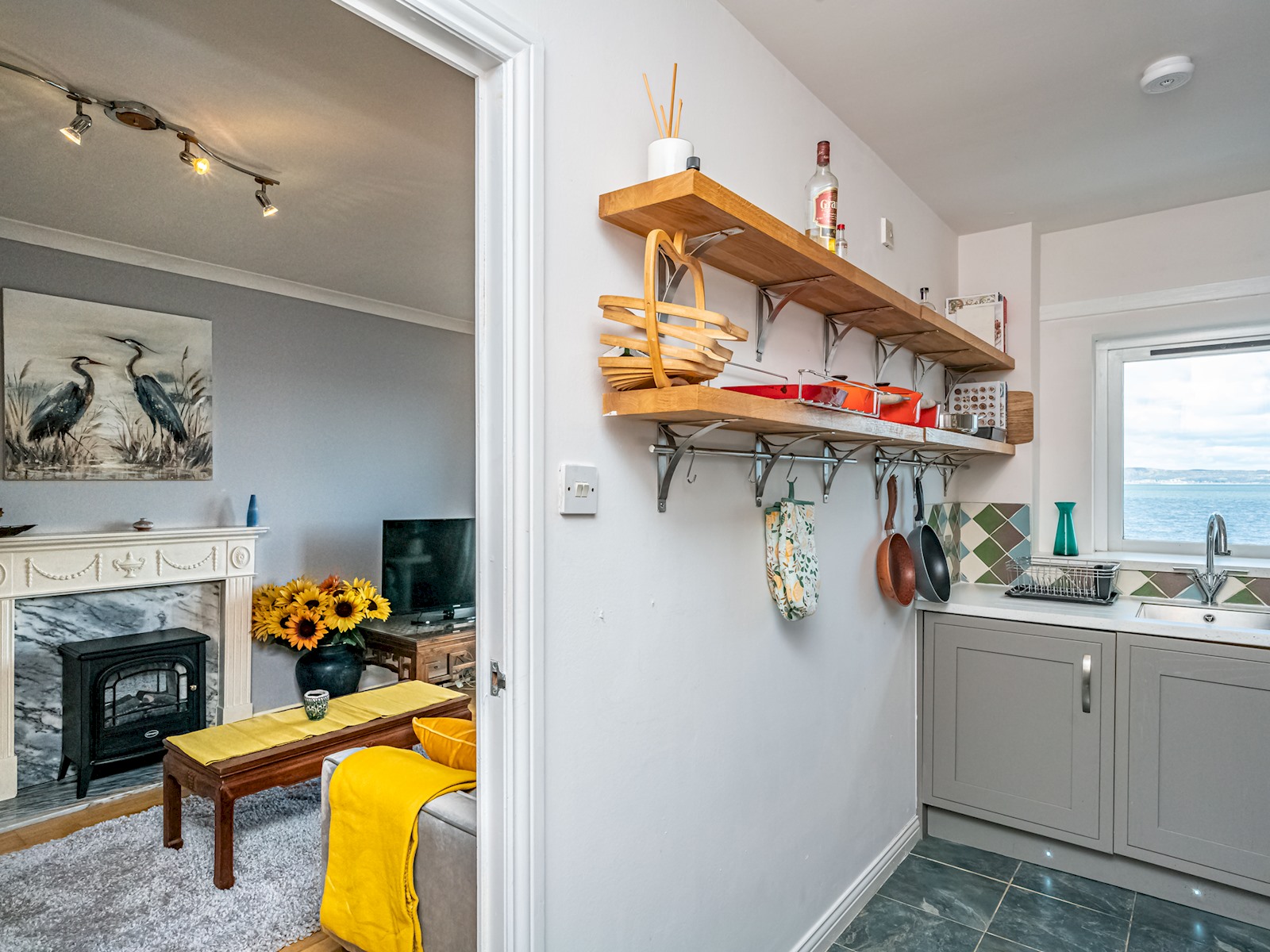 Stunning Flat with Sea View and Parking - Pass the Keys in 25/4 Starbank Road EH5 3BY - Property image 13 - VivreStays