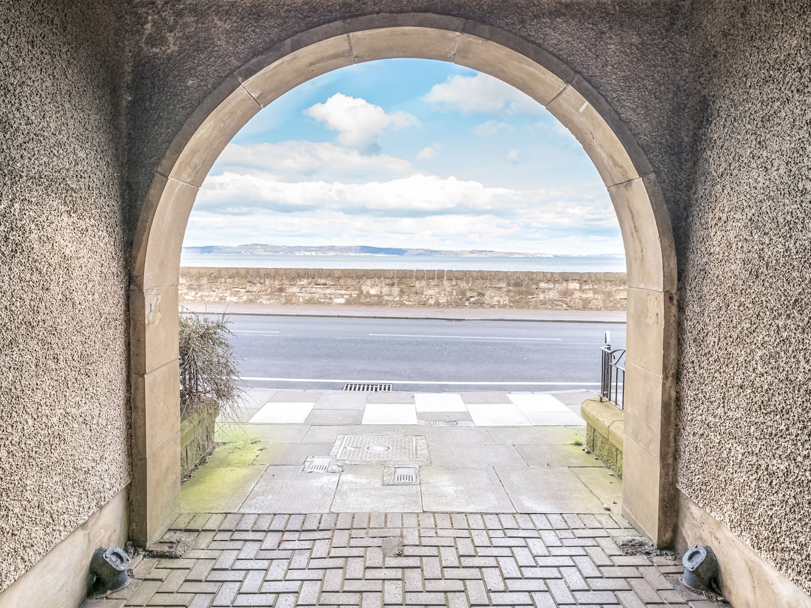 Stunning Flat with Sea View and Parking - Pass the Keys in 25/4 Starbank Road EH5 3BY - Property image 11 - VivreStays