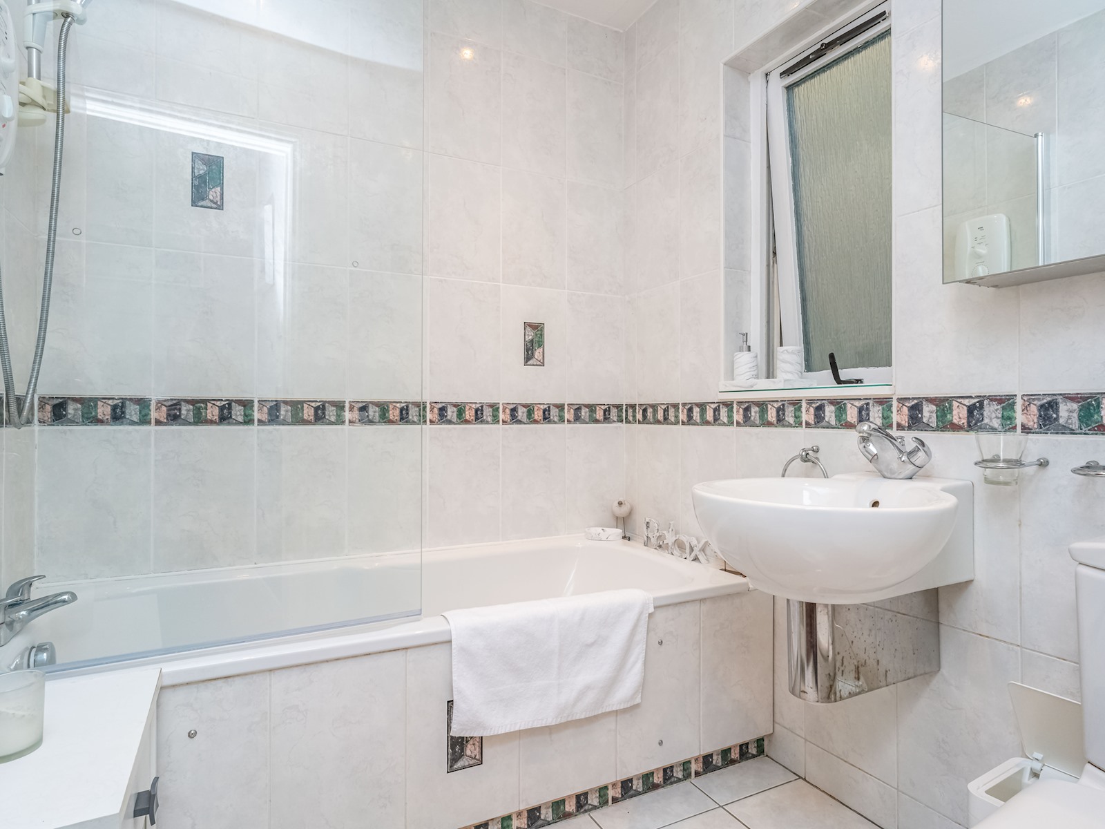 Stunning Flat with Sea View and Parking - Pass the Keys in 25/4 Starbank Road EH5 3BY - Property image 23 - VivreStays