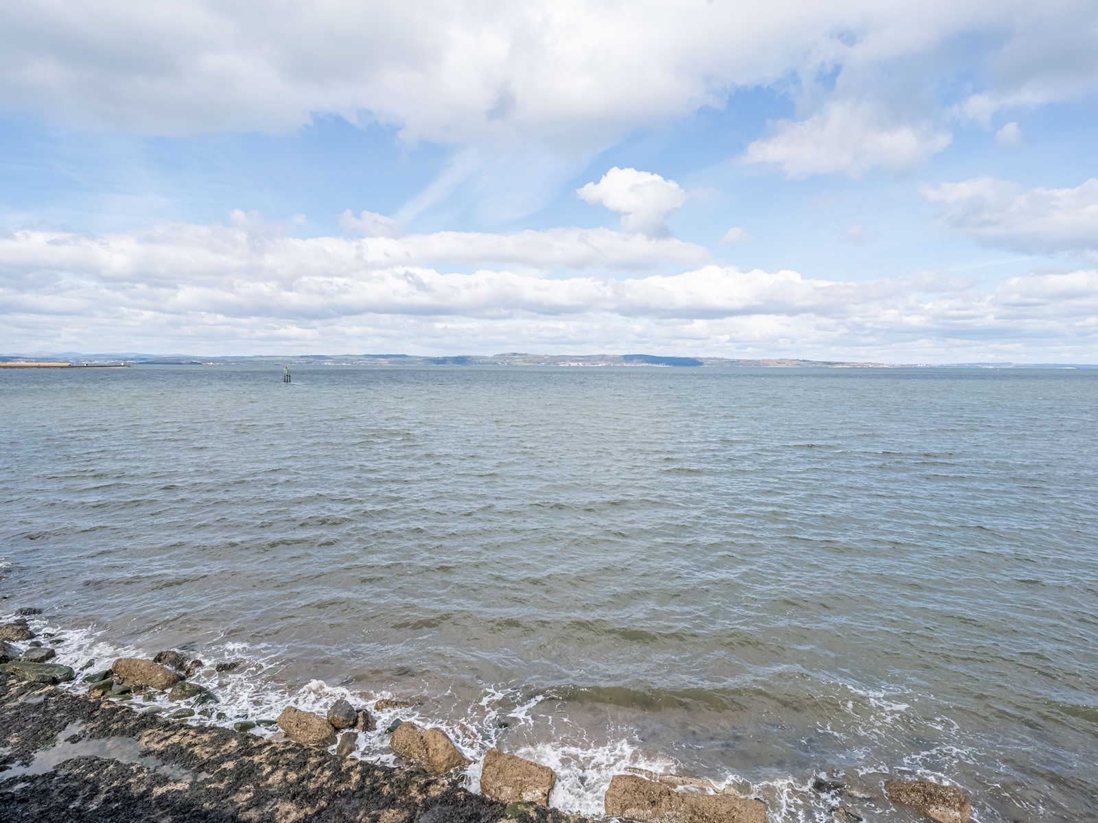 Stunning Flat with Sea View and Parking - Pass the Keys in 25/4 Starbank Road EH5 3BY - Property image 9 - VivreStays