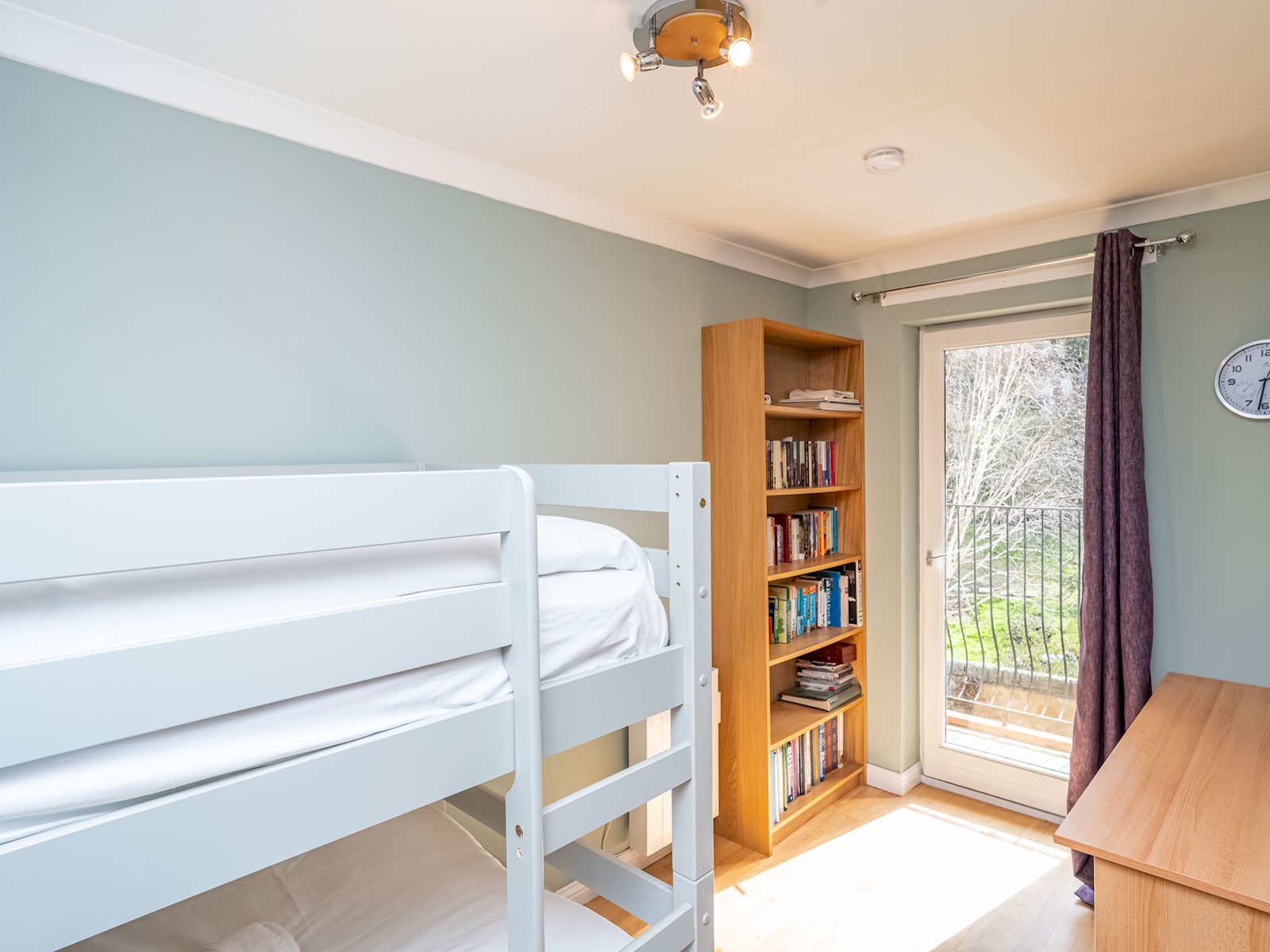 Stunning Flat with Sea View and Parking - Pass the Keys in 25/4 Starbank Road EH5 3BY - Property image 19 - VivreStays