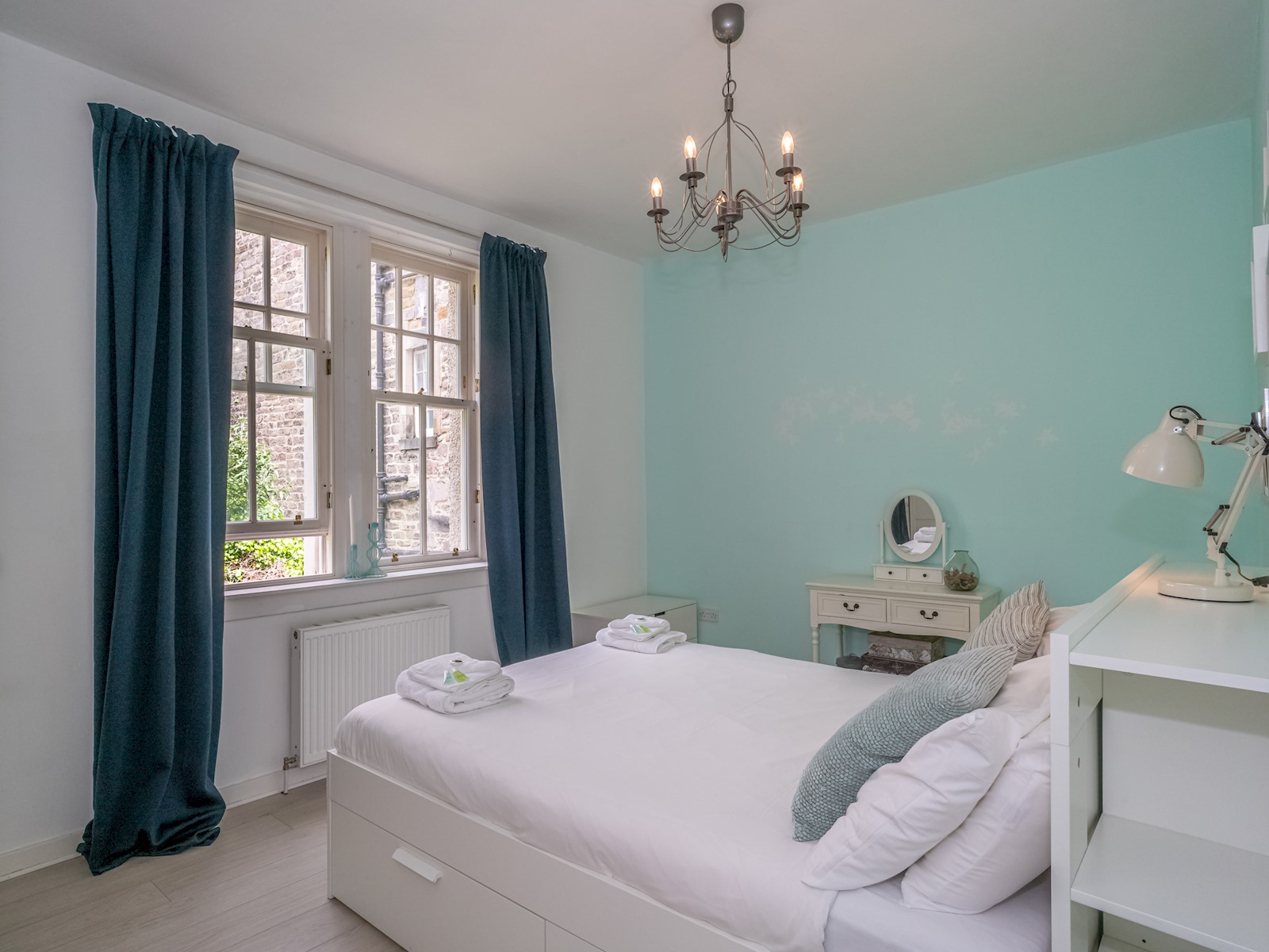 Striking 1BR Home: Near Royal Mile - Edinburgh - Pass the Keys in 15/8 Tron Sq, EH11RT EH11RT - Property image 4 - VivreStays