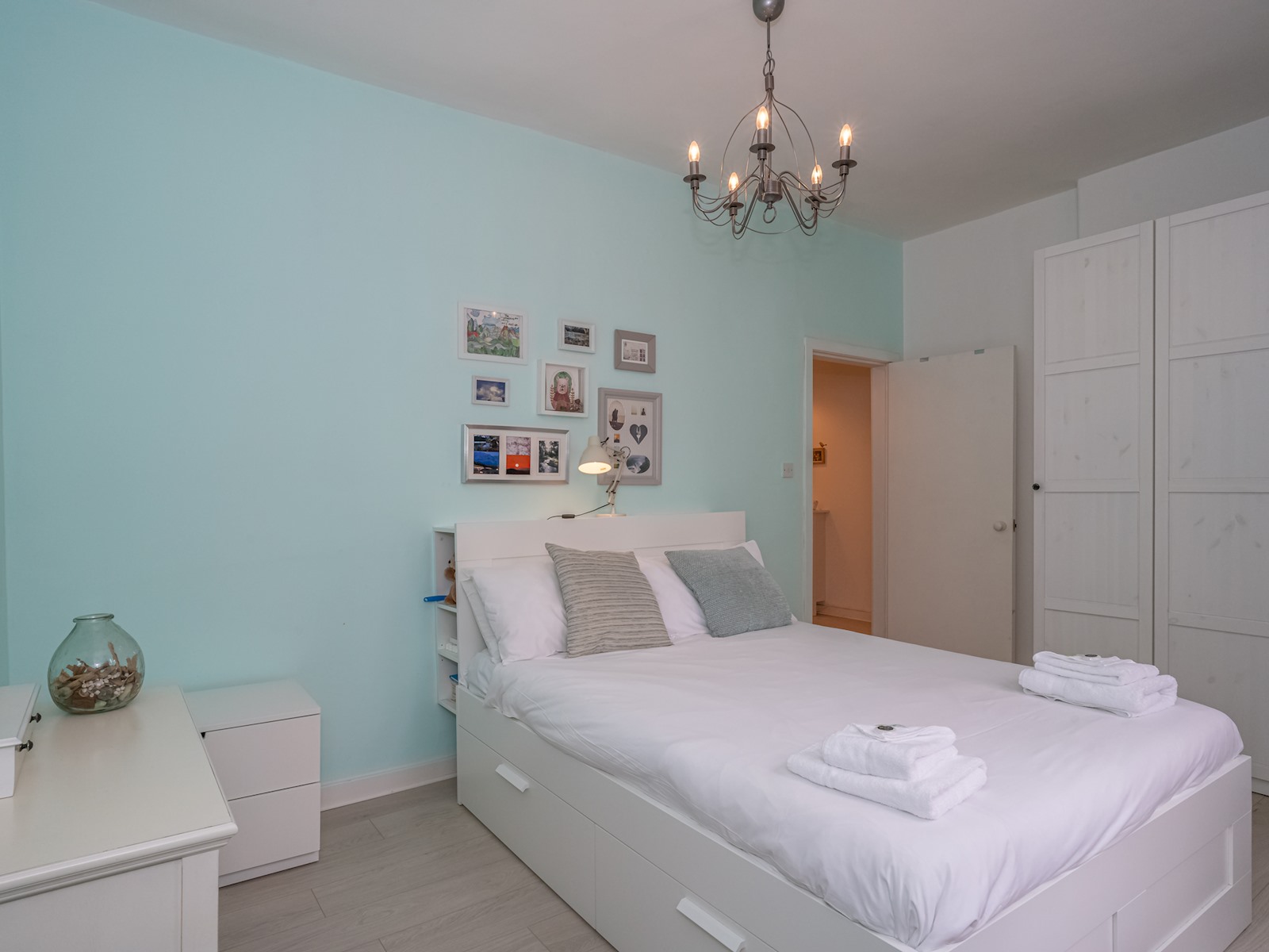 Striking 1BR Home: Near Royal Mile - Edinburgh - Pass the Keys in 15/8 Tron Sq, EH11RT EH11RT - Property image 5 - VivreStays