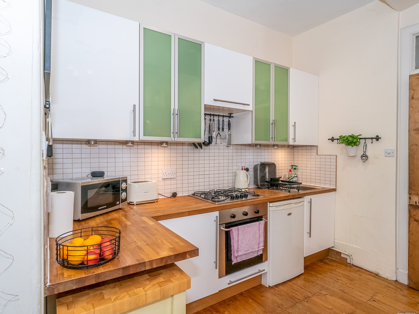 View Superb 1 Bed Flat in Traditional Victorian Building - Pass the Keys in 6 1F4 Horne Terrace Eh11 1Jj Superb 1 Bed Flat in Traditional Victorian Building - Pass the Keys in 6 1F4 Horne Terrace Eh11 1Jj - Property image 4 - VivreStays