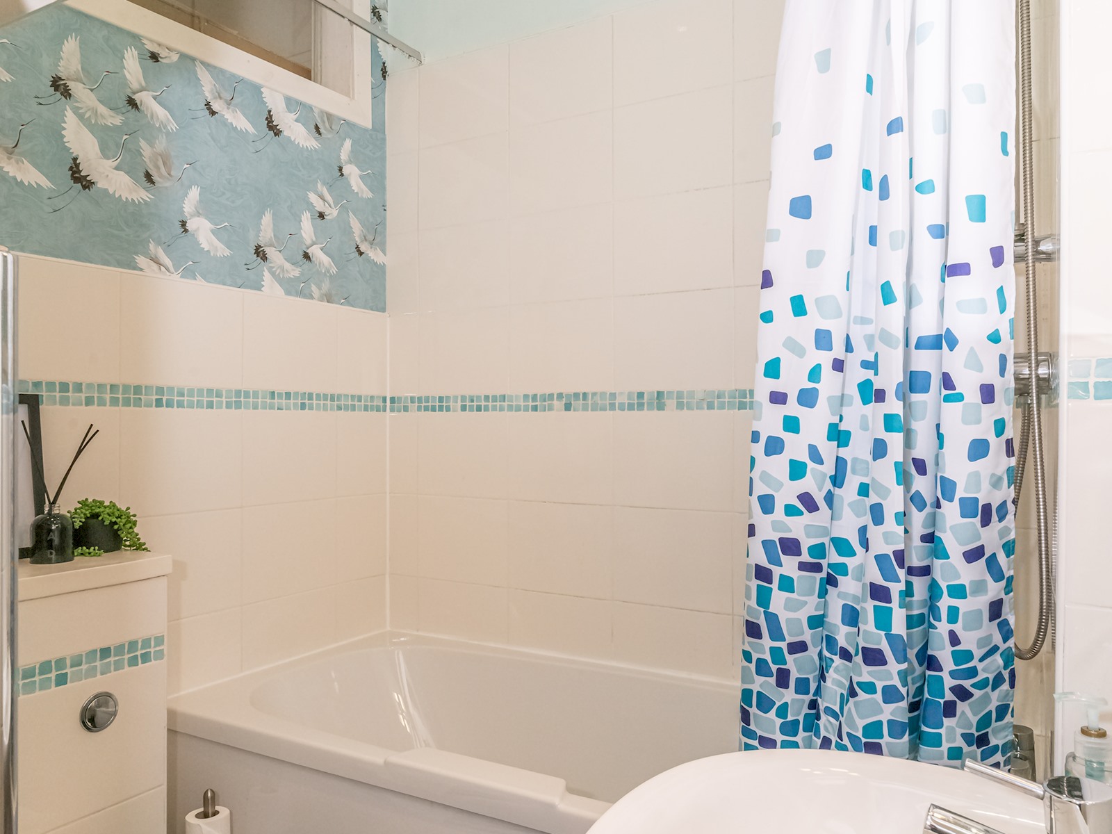 View Superb 1 Bed Flat in Traditional Victorian Building - Pass the Keys in 6 1F4 Horne Terrace Eh11 1Jj Superb 1 Bed Flat in Traditional Victorian Building - Pass the Keys in 6 1F4 Horne Terrace Eh11 1Jj - Property image 18 - VivreStays