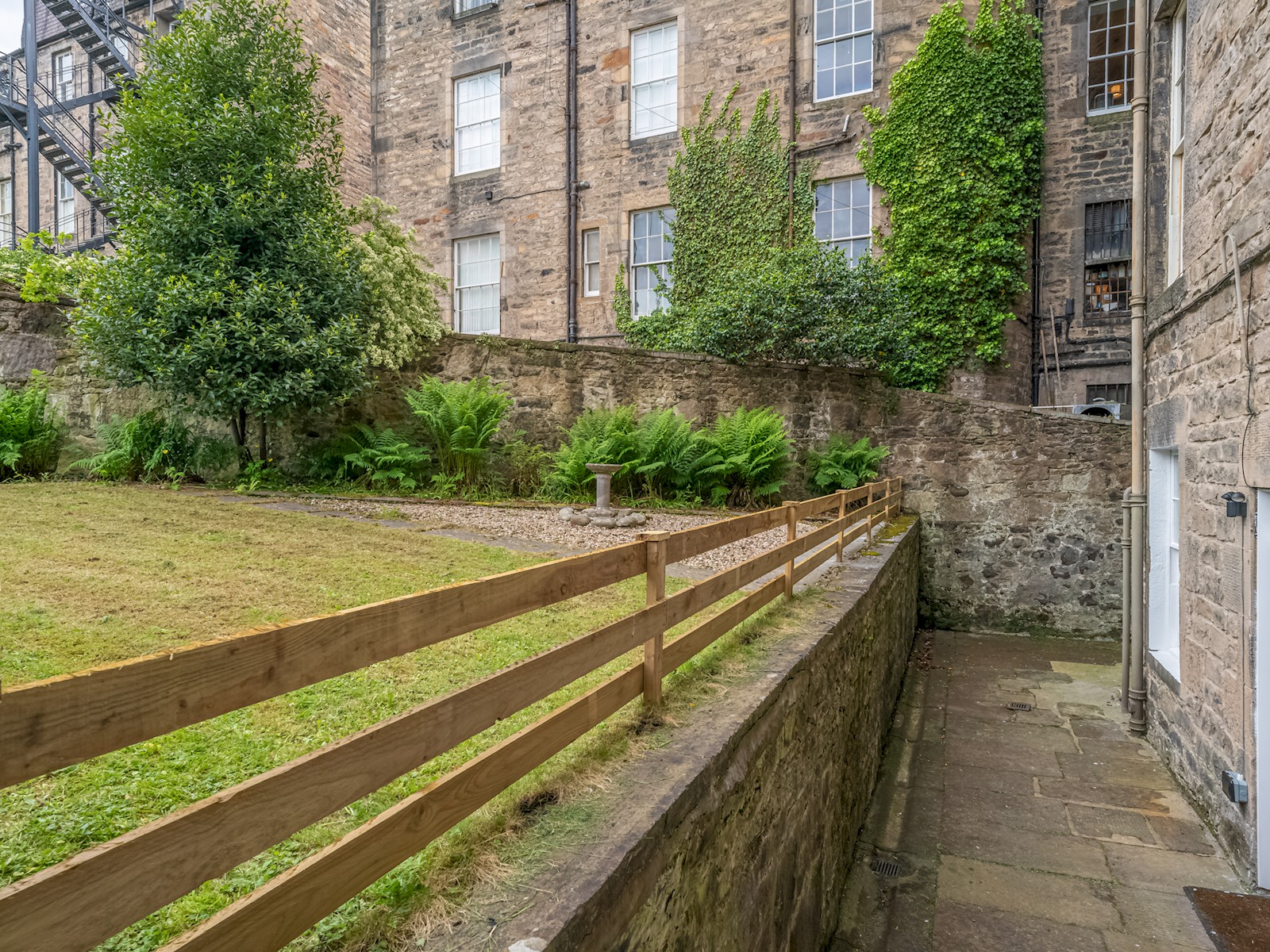 View Superb 3Beds House in Chic area of the City Centre - Pass the Keys in 25A Howe Street, Eh3 6Tf Superb 3Beds House in Chic area of the City Centre - Pass the Keys in 25A Howe Street, Eh3 6Tf - Property image 47 - VivreStays