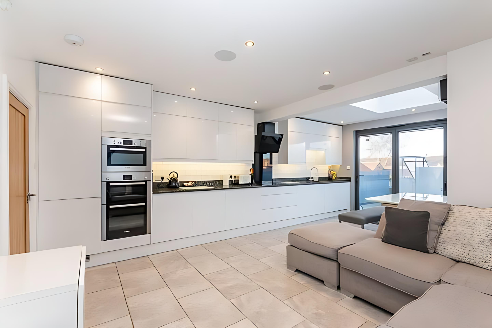 Modern Minimalist 3-Bed Duplex Apartment in York - Pass The Keys in Pear Tree Apartment, 65 East Parade, York YO31 7YB YO31 7YB - Property image 2 - VivreStays