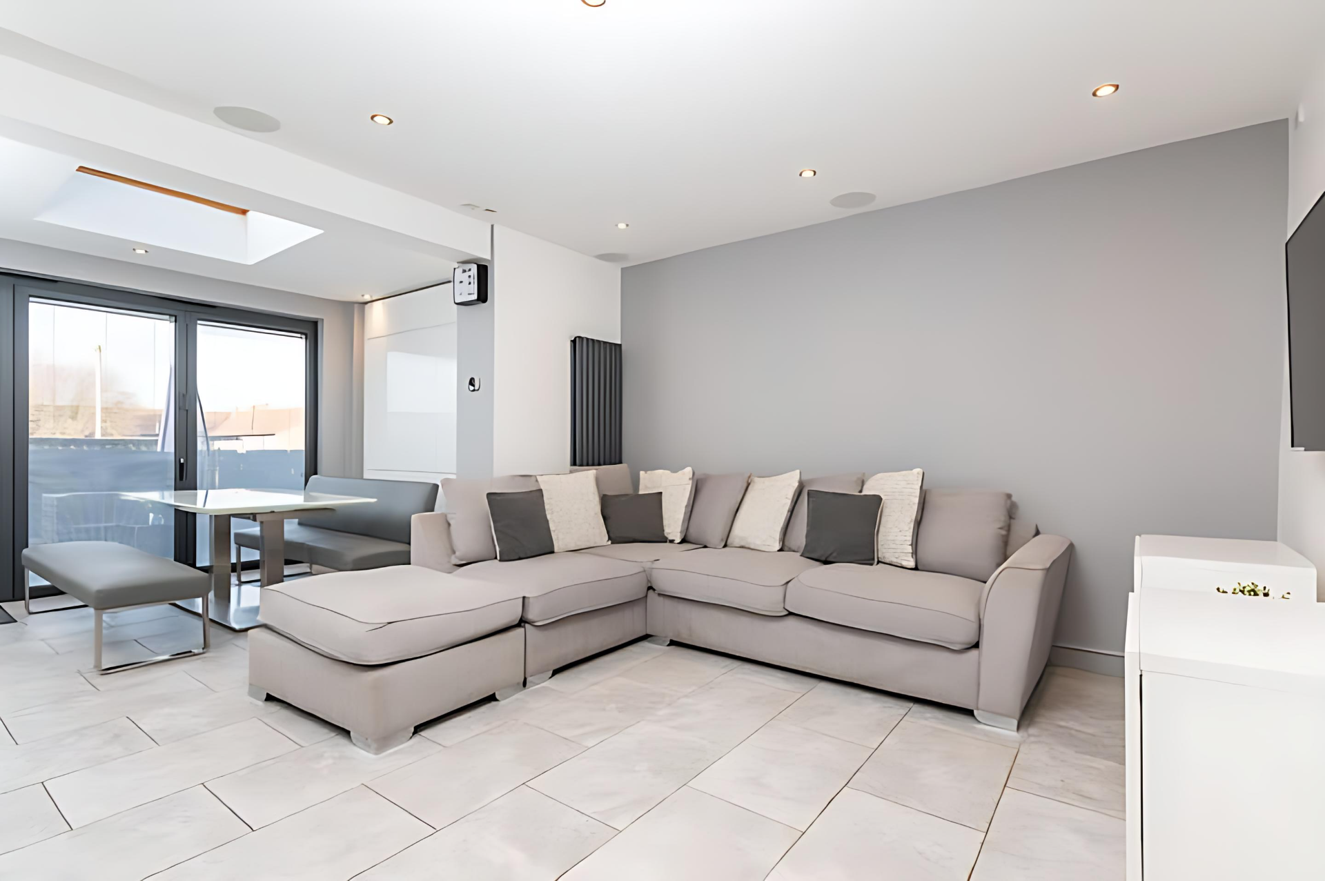 Modern Minimalist 3-Bed Duplex Apartment in York - Pass The Keys in Pear Tree Apartment, 65 East Parade, York YO31 7YB YO31 7YB - Property image 7 - VivreStays