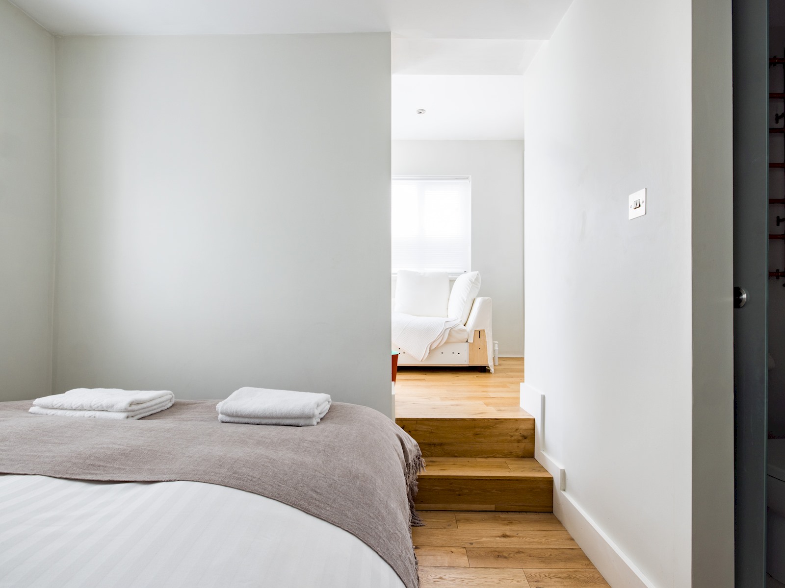 View Chic Apartment, Steps away from King's Rd Chelsea - Pass the Keys in 45D Gunter Grove, SW10 0 UJ, London SW10 0 UJ Chic Apartment, Steps away from King's Rd Chelsea - Pass the Keys in 45D Gunter Grove, SW10 0 UJ, London SW10 0 UJ - Property image 12 - VivreStays