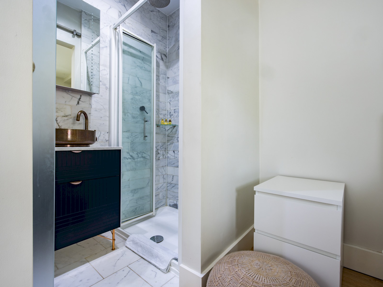 View Chic Apartment, Steps away from King's Rd Chelsea - Pass the Keys in 45D Gunter Grove, SW10 0 UJ, London SW10 0 UJ Chic Apartment, Steps away from King's Rd Chelsea - Pass the Keys in 45D Gunter Grove, SW10 0 UJ, London SW10 0 UJ - Property image 3 - VivreStays
