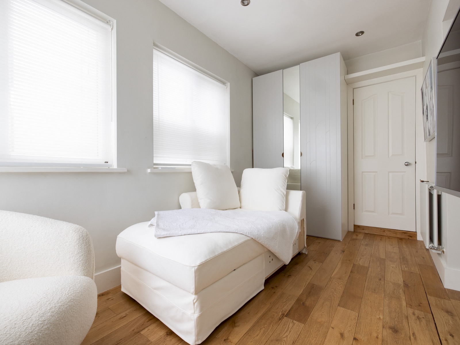 View Chic Apartment, Steps away from King's Rd Chelsea - Pass the Keys in 45D Gunter Grove, SW10 0 UJ, London SW10 0 UJ Chic Apartment, Steps away from King's Rd Chelsea - Pass the Keys in 45D Gunter Grove, SW10 0 UJ, London SW10 0 UJ - Property image 13 - VivreStays