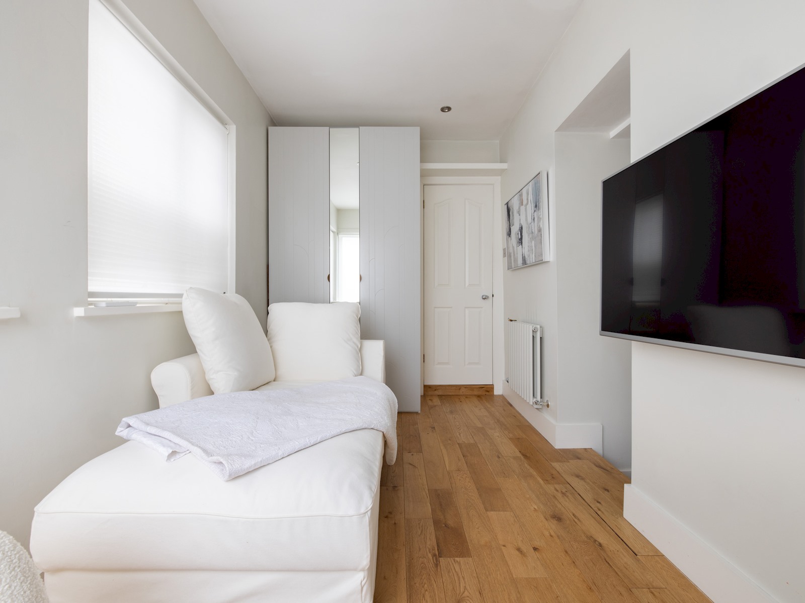 View Chic Apartment, Steps away from King's Rd Chelsea - Pass the Keys in 45D Gunter Grove, SW10 0 UJ, London SW10 0 UJ Chic Apartment, Steps away from King's Rd Chelsea - Pass the Keys in 45D Gunter Grove, SW10 0 UJ, London SW10 0 UJ - Property image 2 - VivreStays