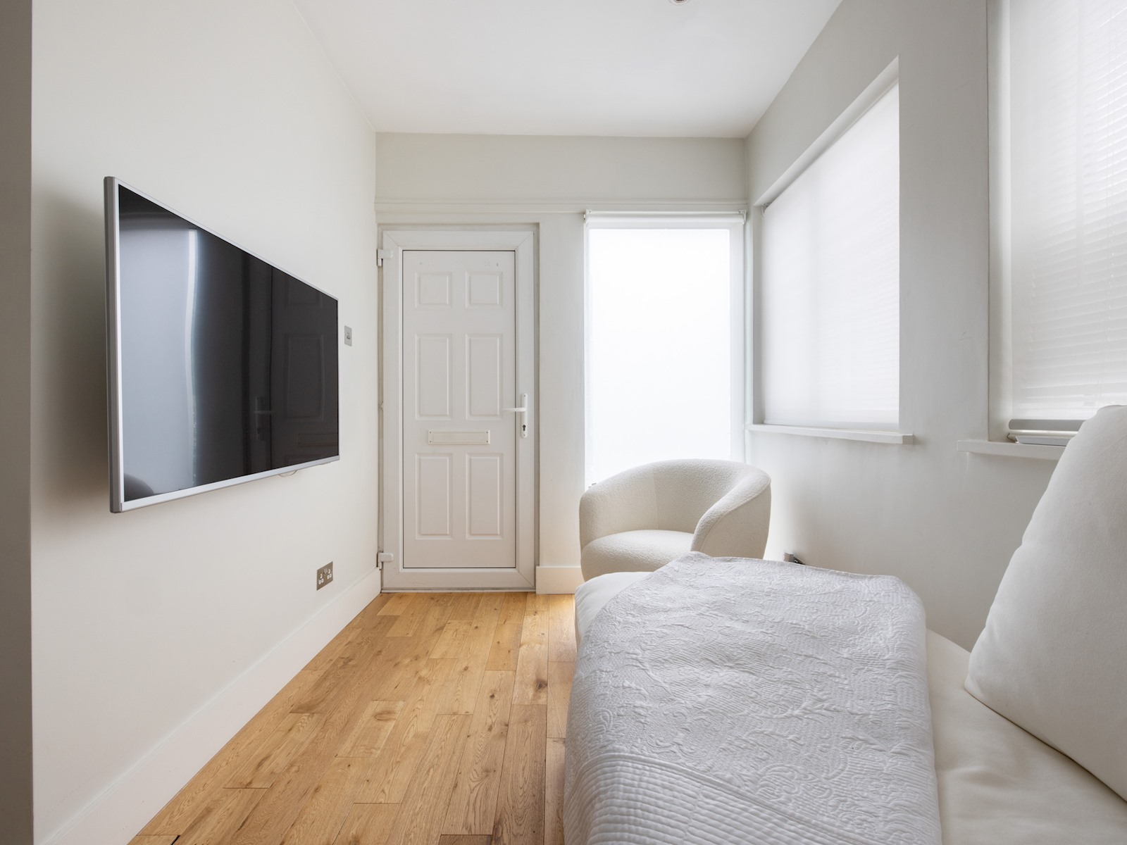 View Chic Apartment, Steps away from King's Rd Chelsea - Pass the Keys in 45D Gunter Grove, SW10 0 UJ, London SW10 0 UJ Chic Apartment, Steps away from King's Rd Chelsea - Pass the Keys in 45D Gunter Grove, SW10 0 UJ, London SW10 0 UJ - Property image 7 - VivreStays