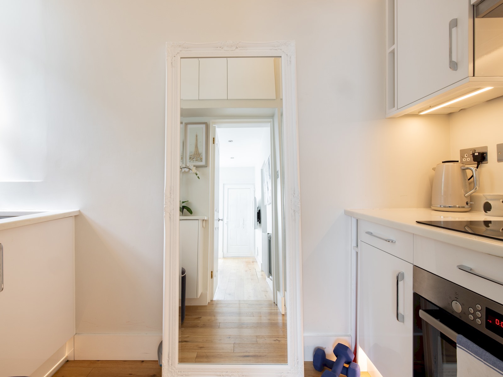 View Chic Apartment, Steps away from King's Rd Chelsea - Pass the Keys in 45D Gunter Grove, SW10 0 UJ, London SW10 0 UJ Chic Apartment, Steps away from King's Rd Chelsea - Pass the Keys in 45D Gunter Grove, SW10 0 UJ, London SW10 0 UJ - Property image 6 - VivreStays