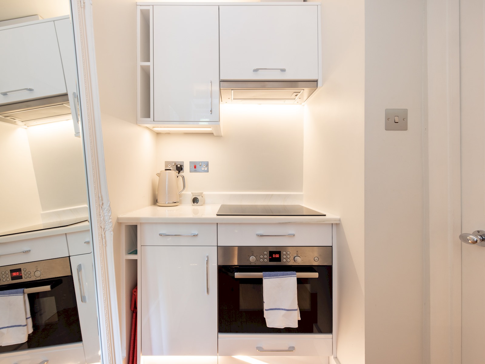 View Chic Apartment, Steps away from King's Rd Chelsea - Pass the Keys in 45D Gunter Grove, SW10 0 UJ, London SW10 0 UJ Chic Apartment, Steps away from King's Rd Chelsea - Pass the Keys in 45D Gunter Grove, SW10 0 UJ, London SW10 0 UJ - Property image 4 - VivreStays