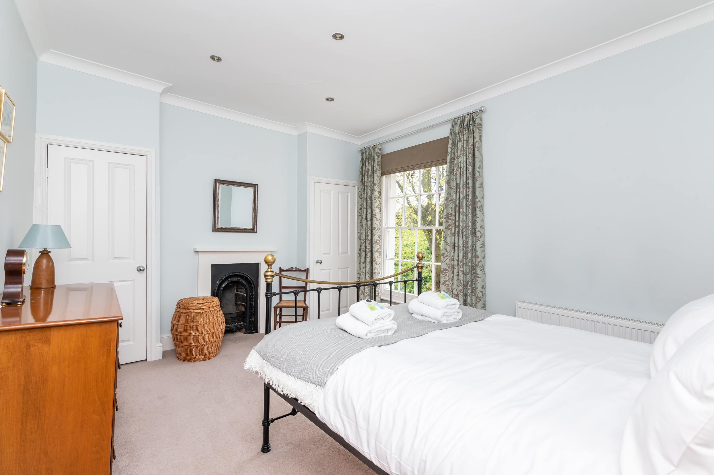 Elegant Grade 2 Listed House Overlooking City Wall - Pass the Keys in 11 Dewsbury Terrace, York, YO1 6HA YO1 6HA - Property image 8 - VivreStays