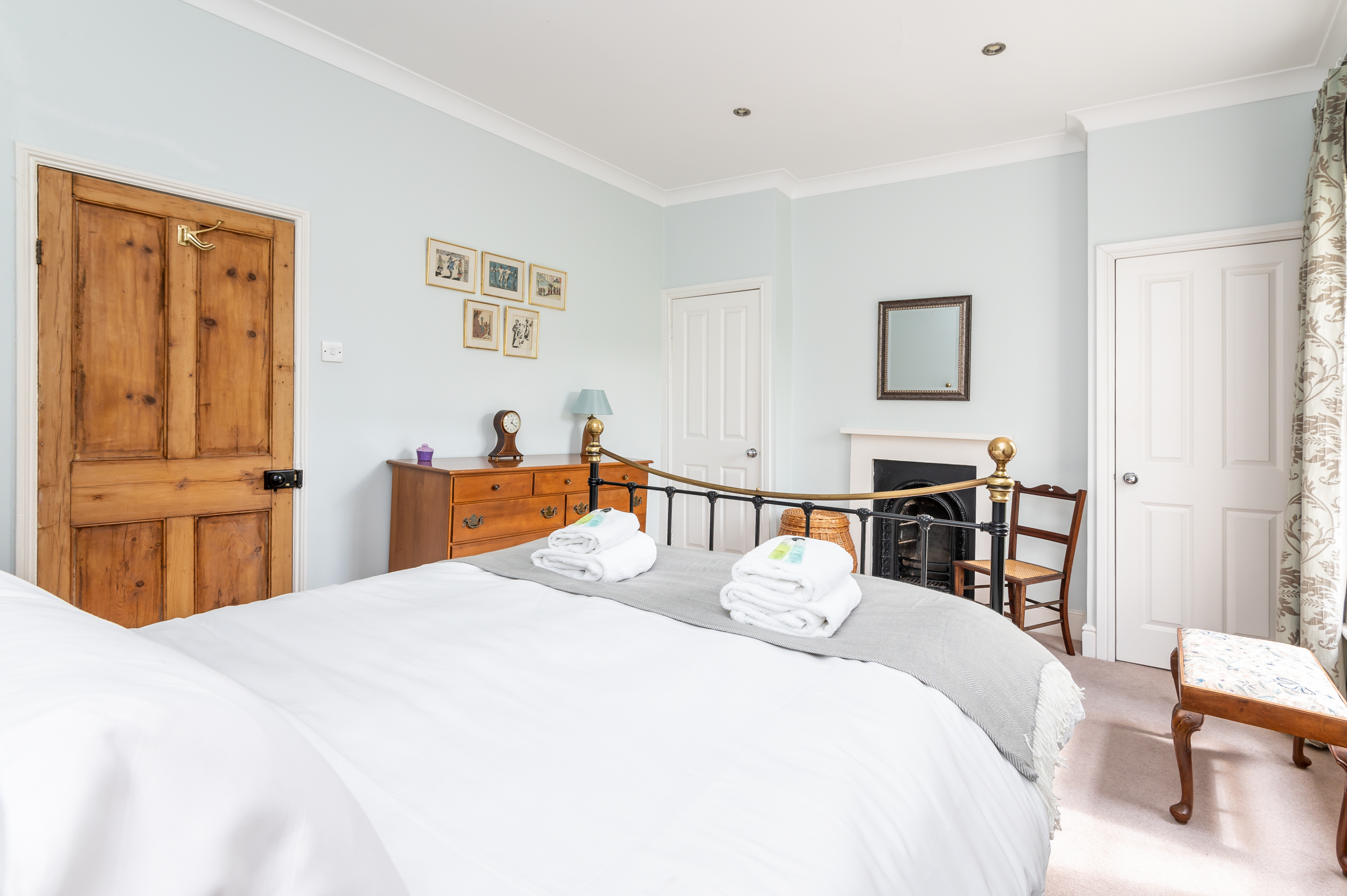 Elegant Grade 2 Listed House Overlooking City Wall - Pass the Keys in 11 Dewsbury Terrace, York, YO1 6HA YO1 6HA - Property image 6 - VivreStays