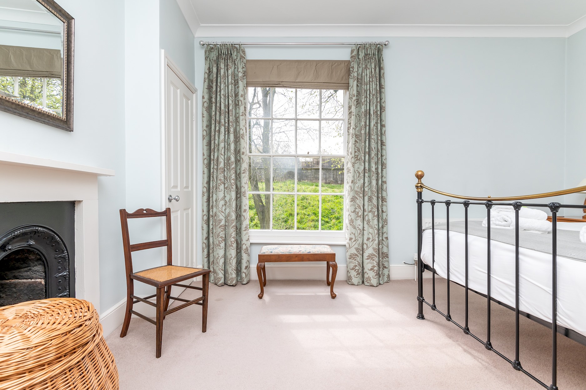 Elegant Grade 2 Listed House Overlooking City Wall - Pass the Keys in 11 Dewsbury Terrace, York, YO1 6HA YO1 6HA - Property image 10 - VivreStays