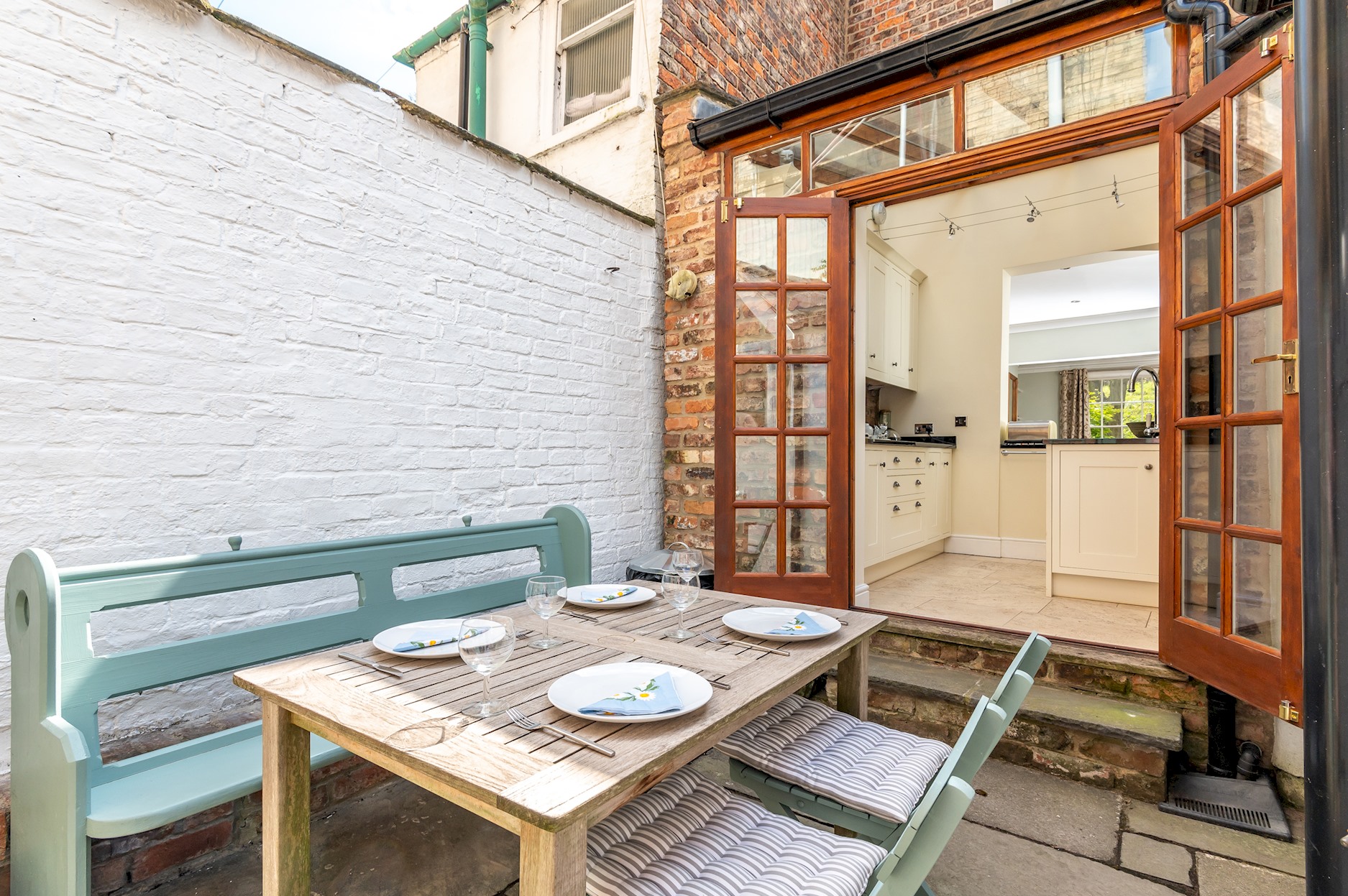 Elegant Grade 2 Listed House Overlooking City Wall - Pass the Keys in 11 Dewsbury Terrace, York, YO1 6HA YO1 6HA - Property image 21 - VivreStays