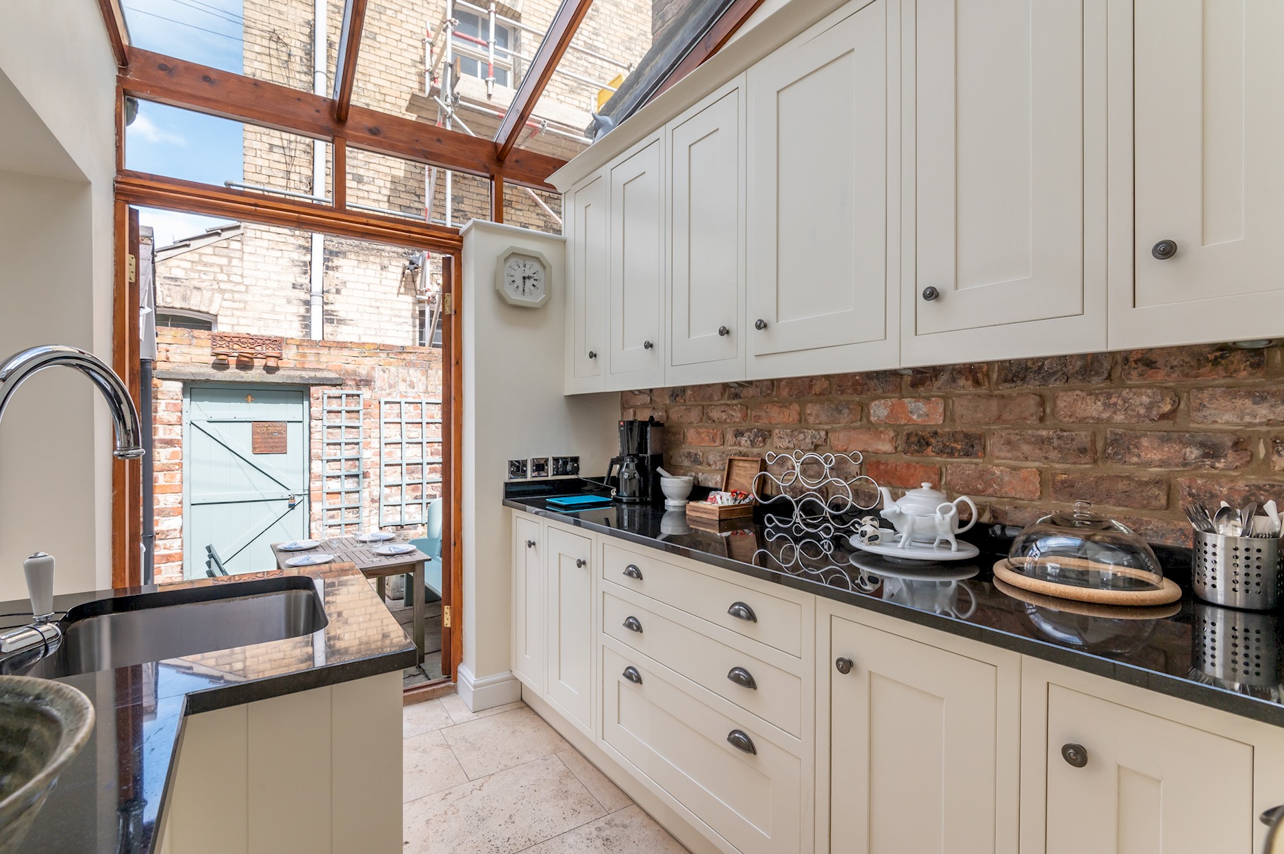 Elegant Grade 2 Listed House Overlooking City Wall - Pass the Keys in 11 Dewsbury Terrace, York, YO1 6HA YO1 6HA - Property image 4 - VivreStays