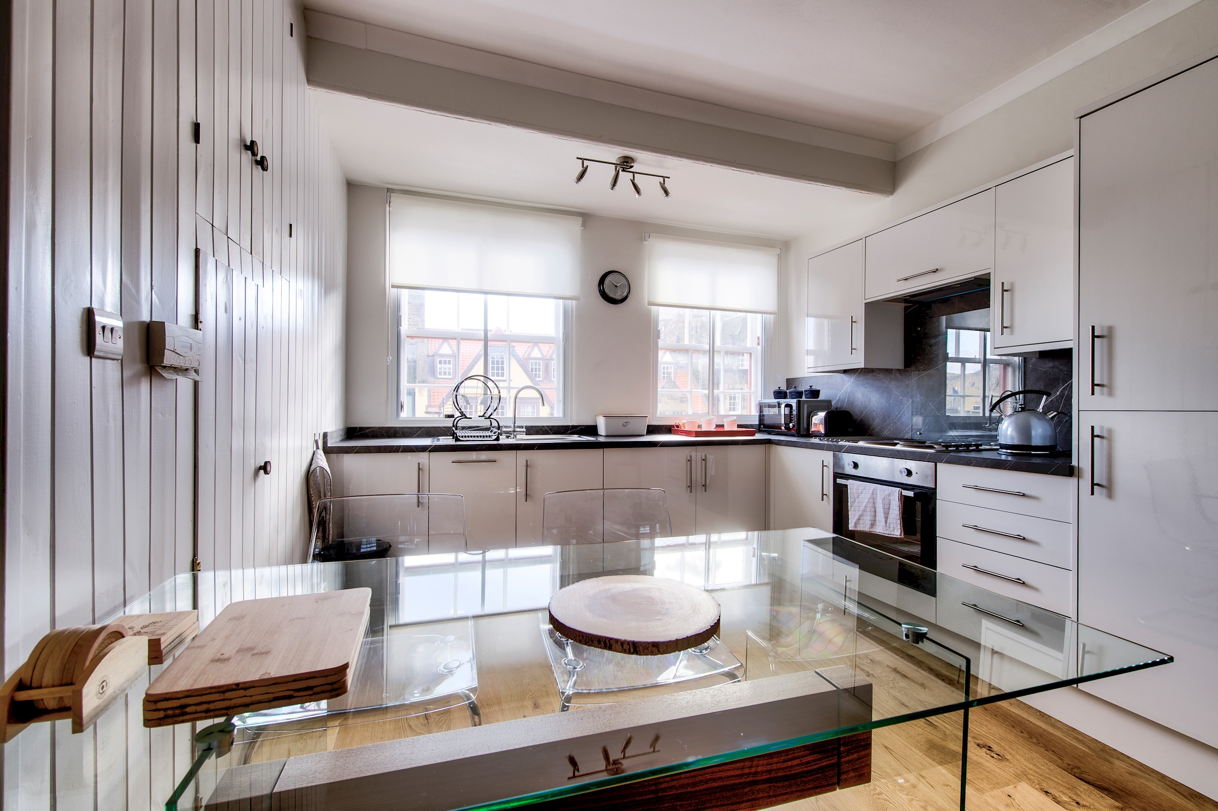 Modern Royal Mile 2 bed Flat Edinburgh - Pass the Keys in 457/8 Lawnmarket Eh1 2Nt - Property image 7 - VivreStays