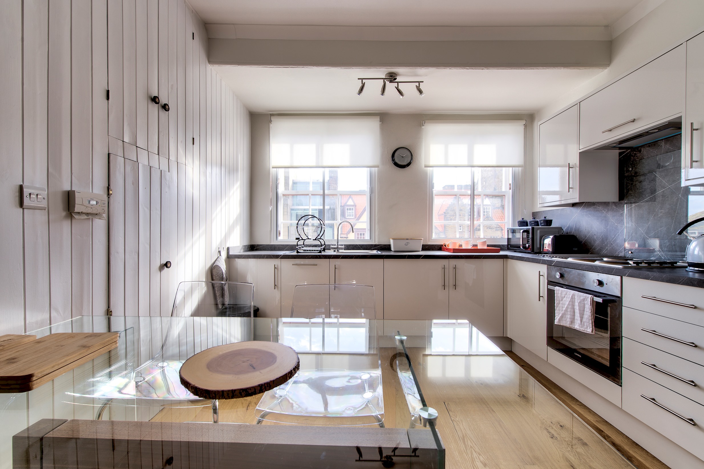 Modern Royal Mile 2 bed Flat Edinburgh - Pass the Keys in 457/8 Lawnmarket Eh1 2Nt - Property image 12 - VivreStays