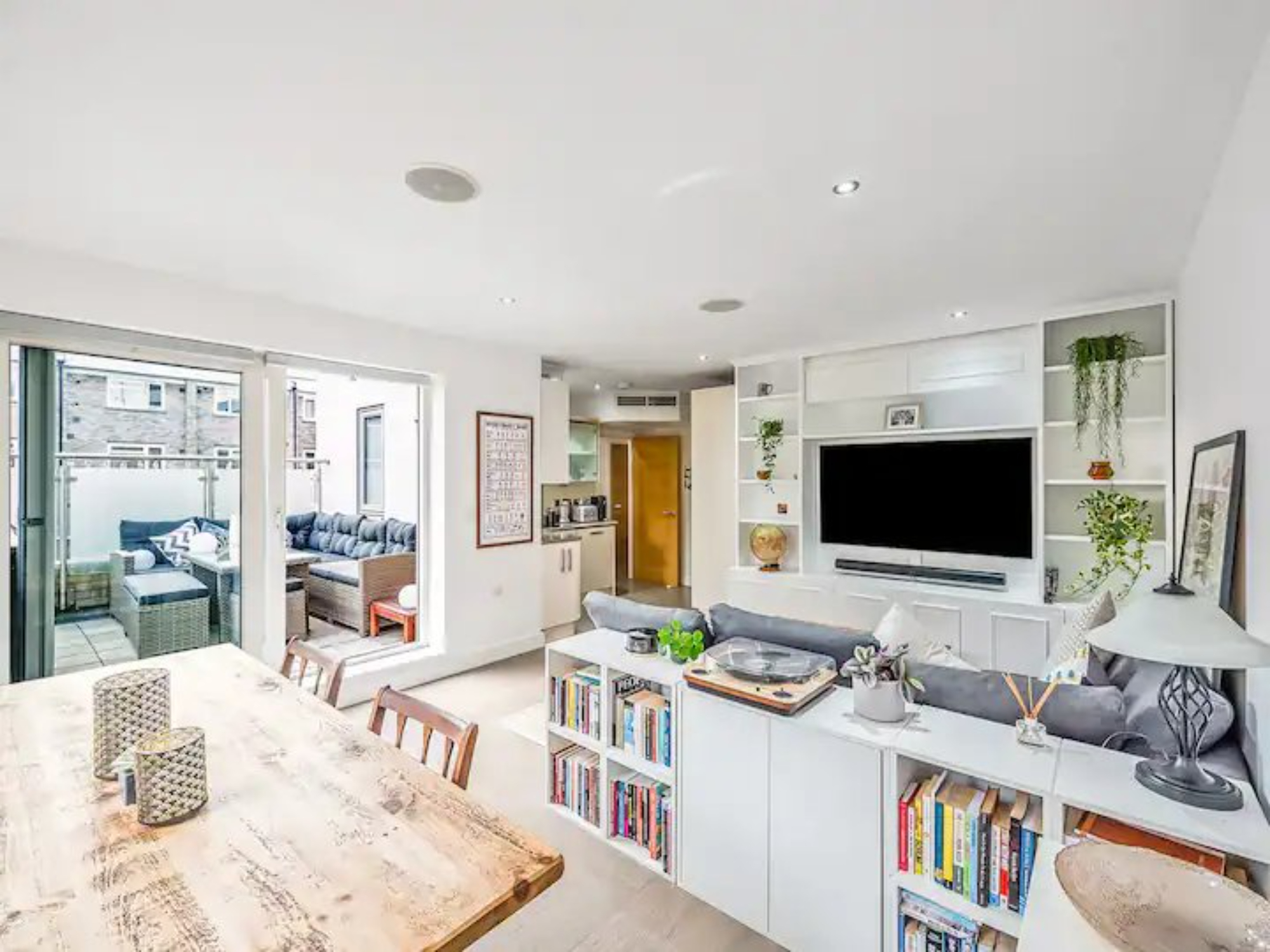 Modern Terrace Apartment in Putney - Pass the Keys in Flat 11, 403 Upper Richmond Road SW15 5QW - Property image 3 - VivreStays