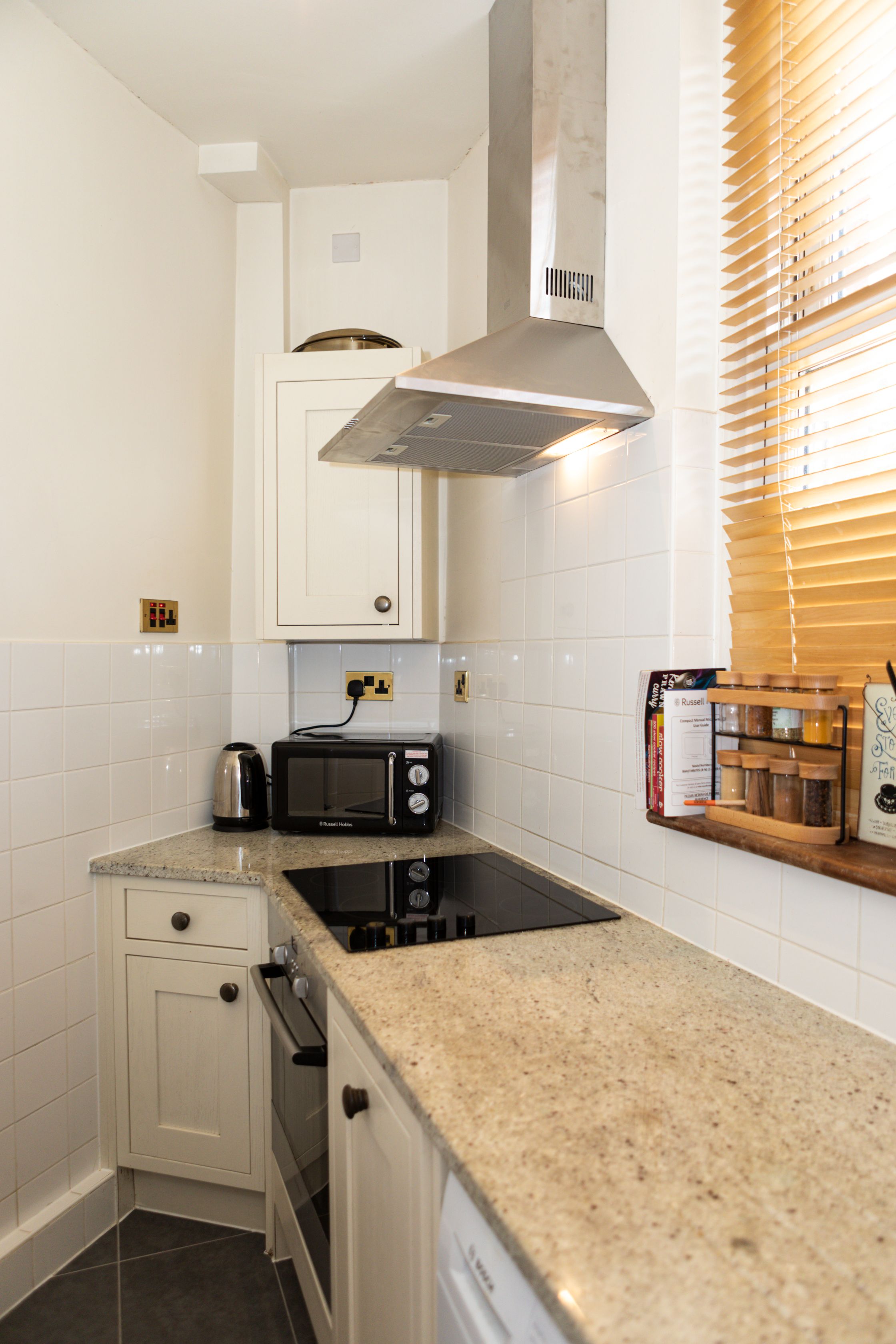 Hampstead 19th Century Village Cottage - Pass the Keys in 5 New End Square NW3 1LP - Property image 15 - VivreStays