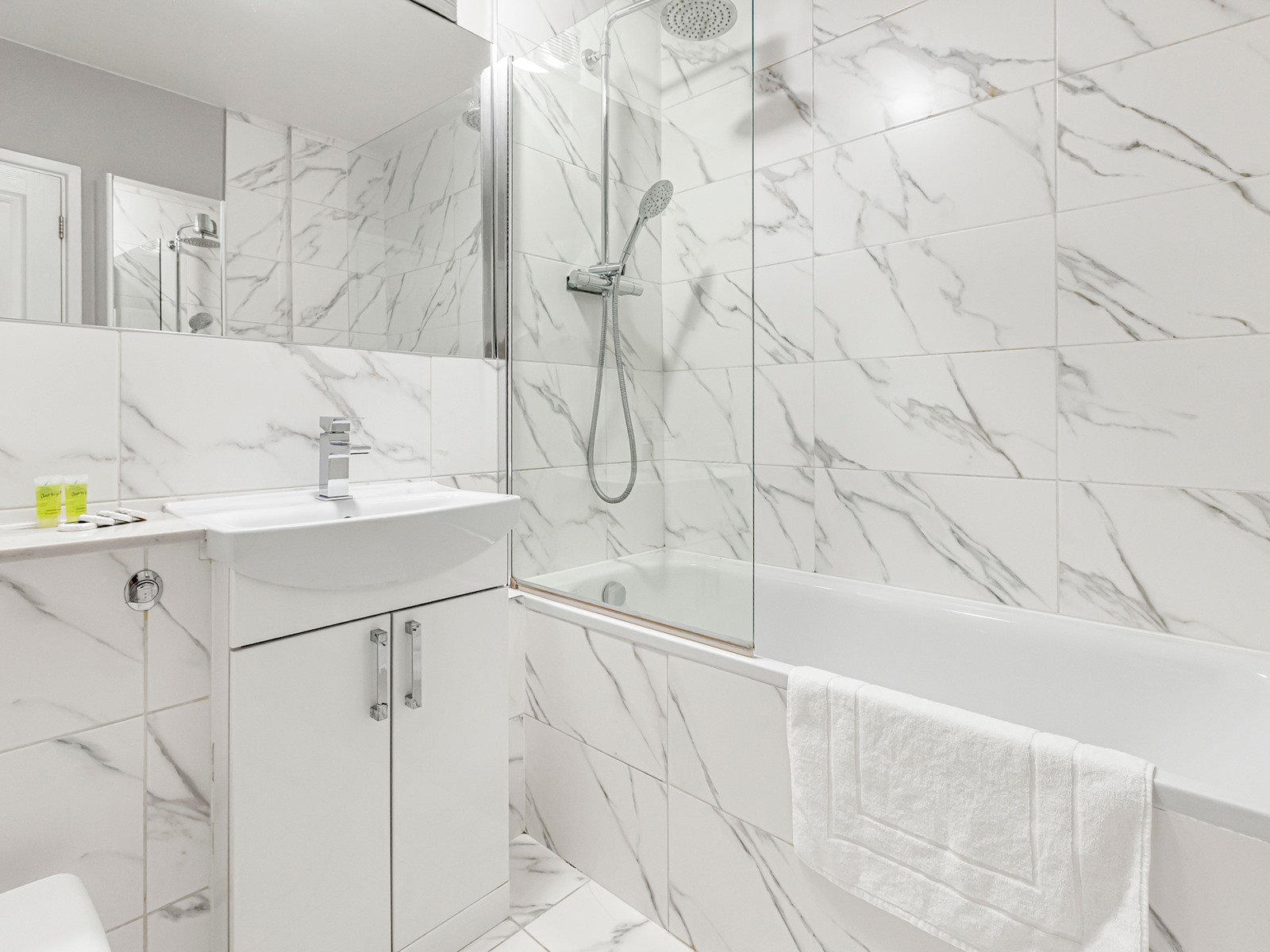 View Modern 1 bedroom Apartment with views on West London - Pass the Keys in Flat 52 Verulam House, Hammersmith Grove London W60NW W6 0NW Modern 1 bedroom Apartment with views on West London - Pass the Keys in Flat 52 Verulam House, Hammersmith Grove London W60NW W6 0NW - Property image 10 - VivreStays