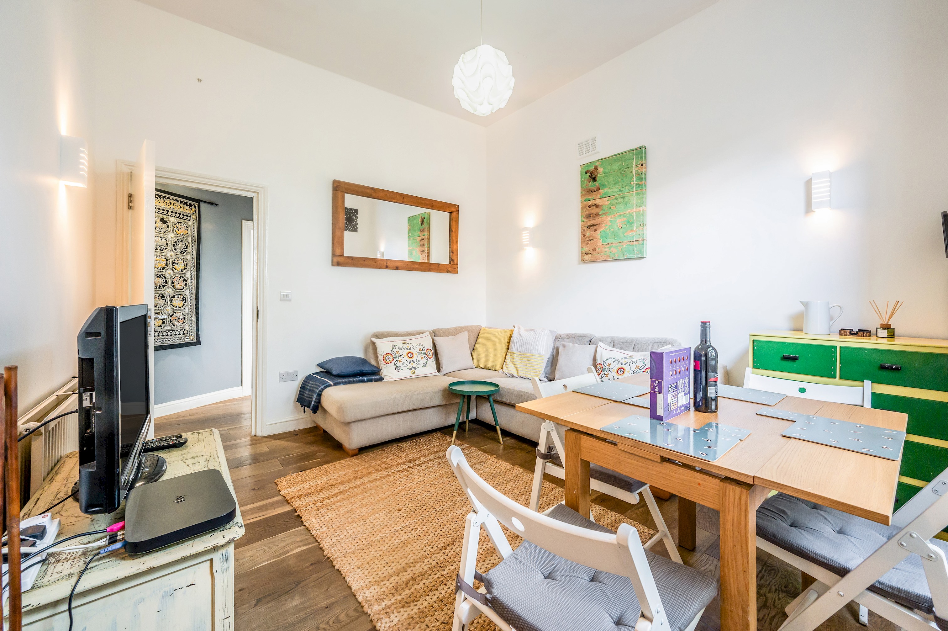 Cozy, cute flat in Notting Hill - Pass the Keys in Flat 2, 17 Ladbroke Crescent, W11 1PS W11 1PS - Property image 4 - VivreStays