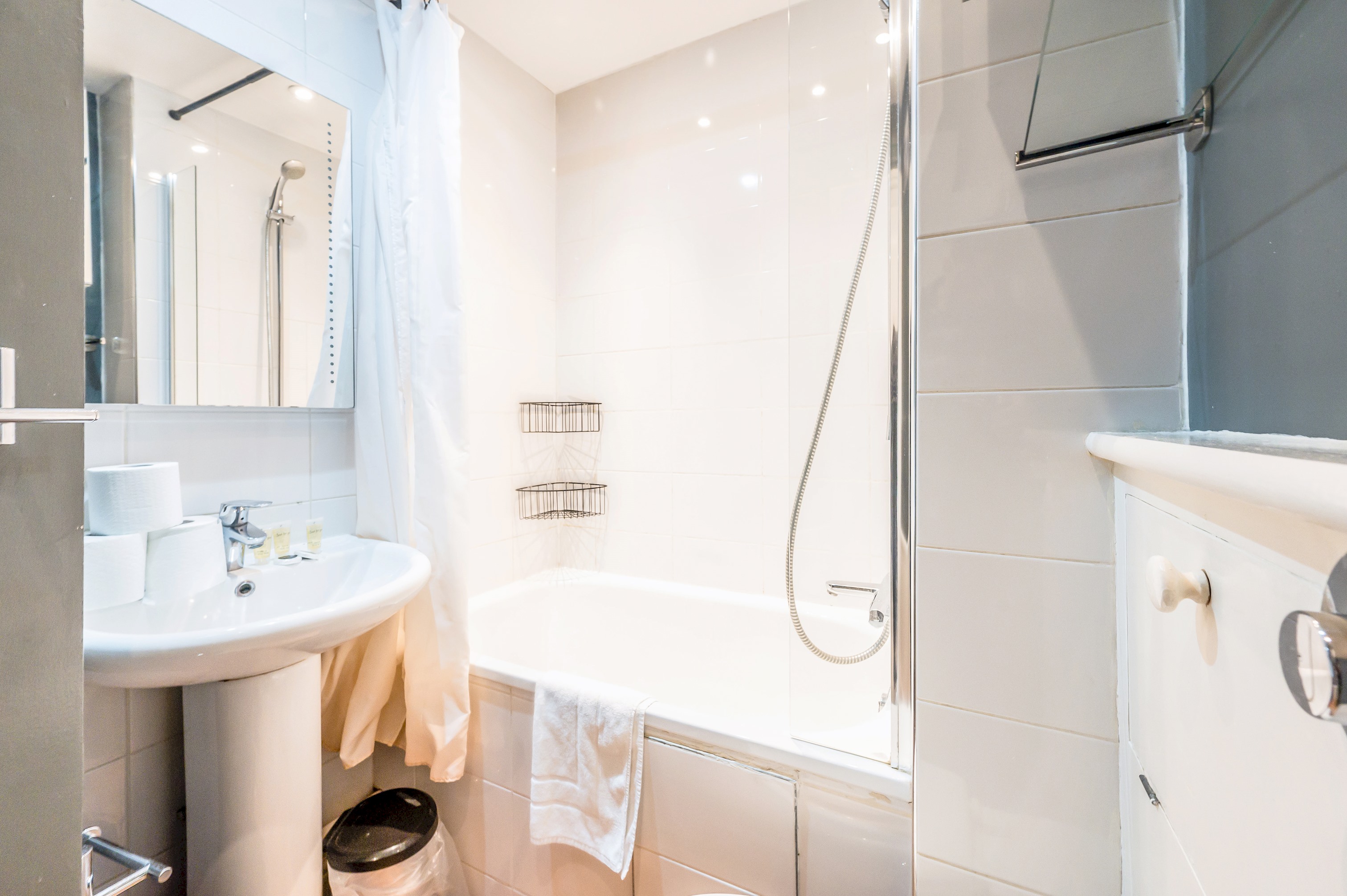 Cozy, cute flat in Notting Hill - Pass the Keys in Flat 2, 17 Ladbroke Crescent, W11 1PS W11 1PS - Property image 16 - VivreStays