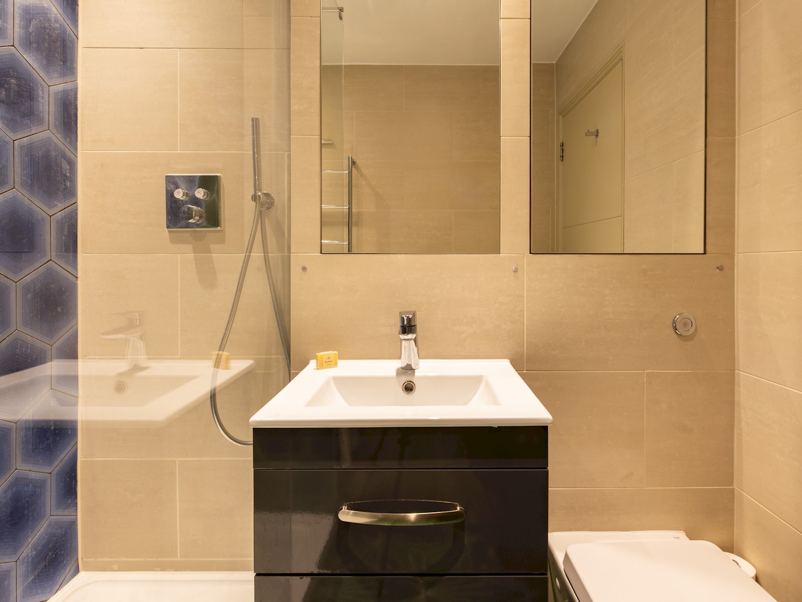 Elegant Roof-Top Garden Apartment, West Brompton - Pass the Keys in Flat 5, 37 Kempsford Gardens, SW5 9LA London SW5 9LA - Property image 17 - VivreStays