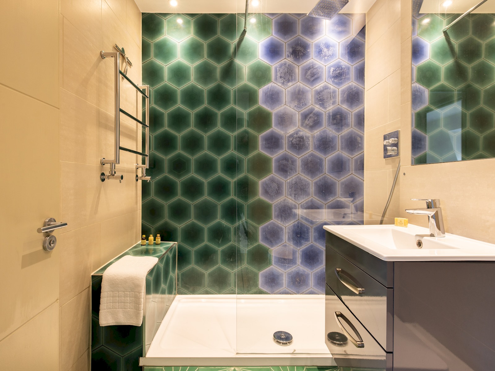 Elegant Roof-Top Garden Apartment, West Brompton - Pass the Keys in Flat 5, 37 Kempsford Gardens, SW5 9LA London SW5 9LA - Property image 16 - VivreStays