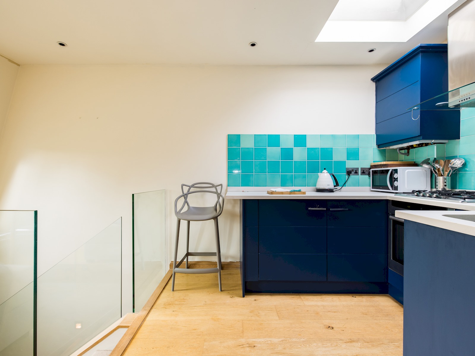 Elegant Roof-Top Garden Apartment, West Brompton - Pass the Keys in Flat 5, 37 Kempsford Gardens, SW5 9LA London SW5 9LA - Property image 12 - VivreStays