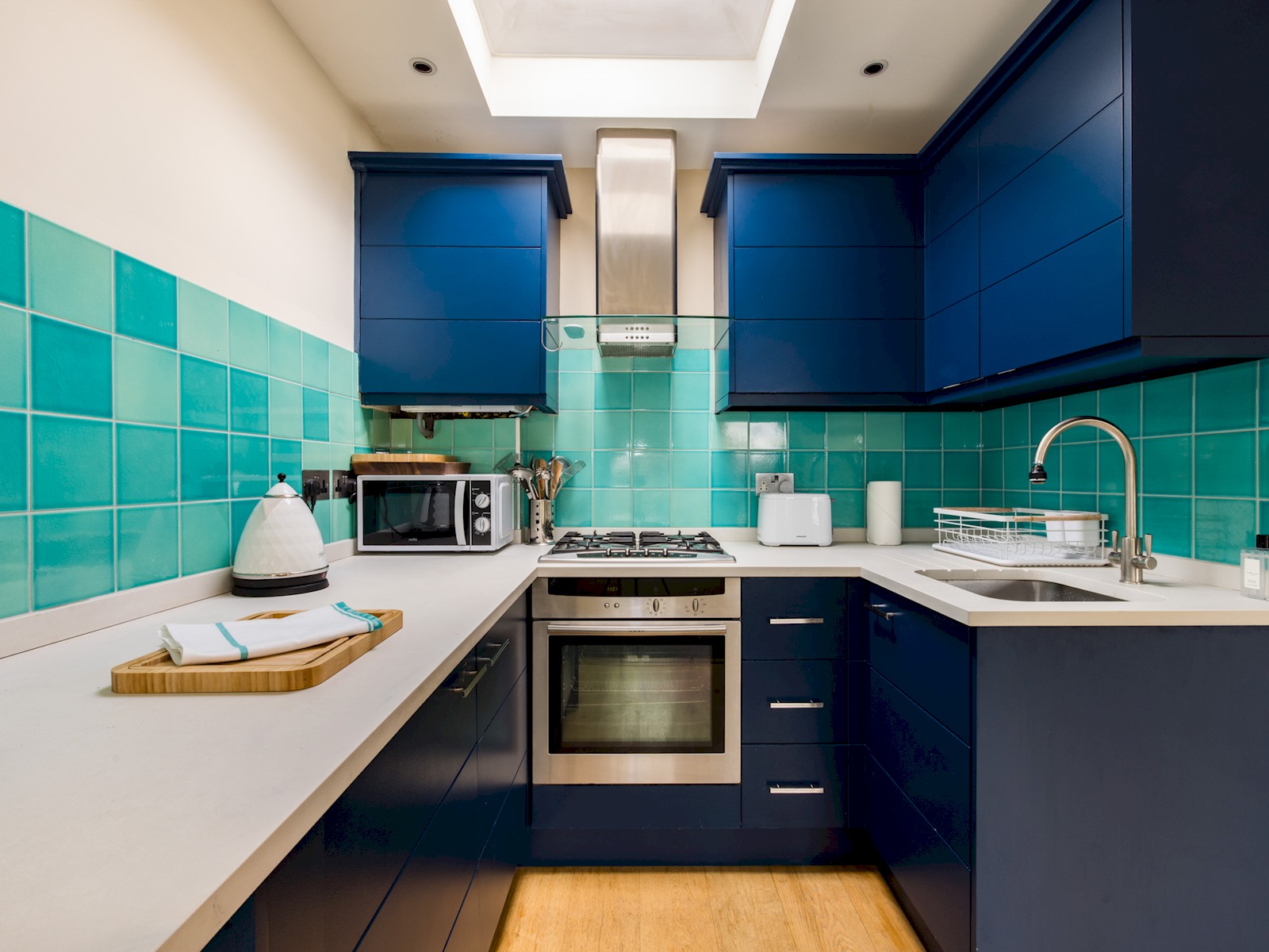 Elegant Roof-Top Garden Apartment, West Brompton - Pass the Keys in Flat 5, 37 Kempsford Gardens, SW5 9LA London SW5 9LA - Property image 3 - VivreStays