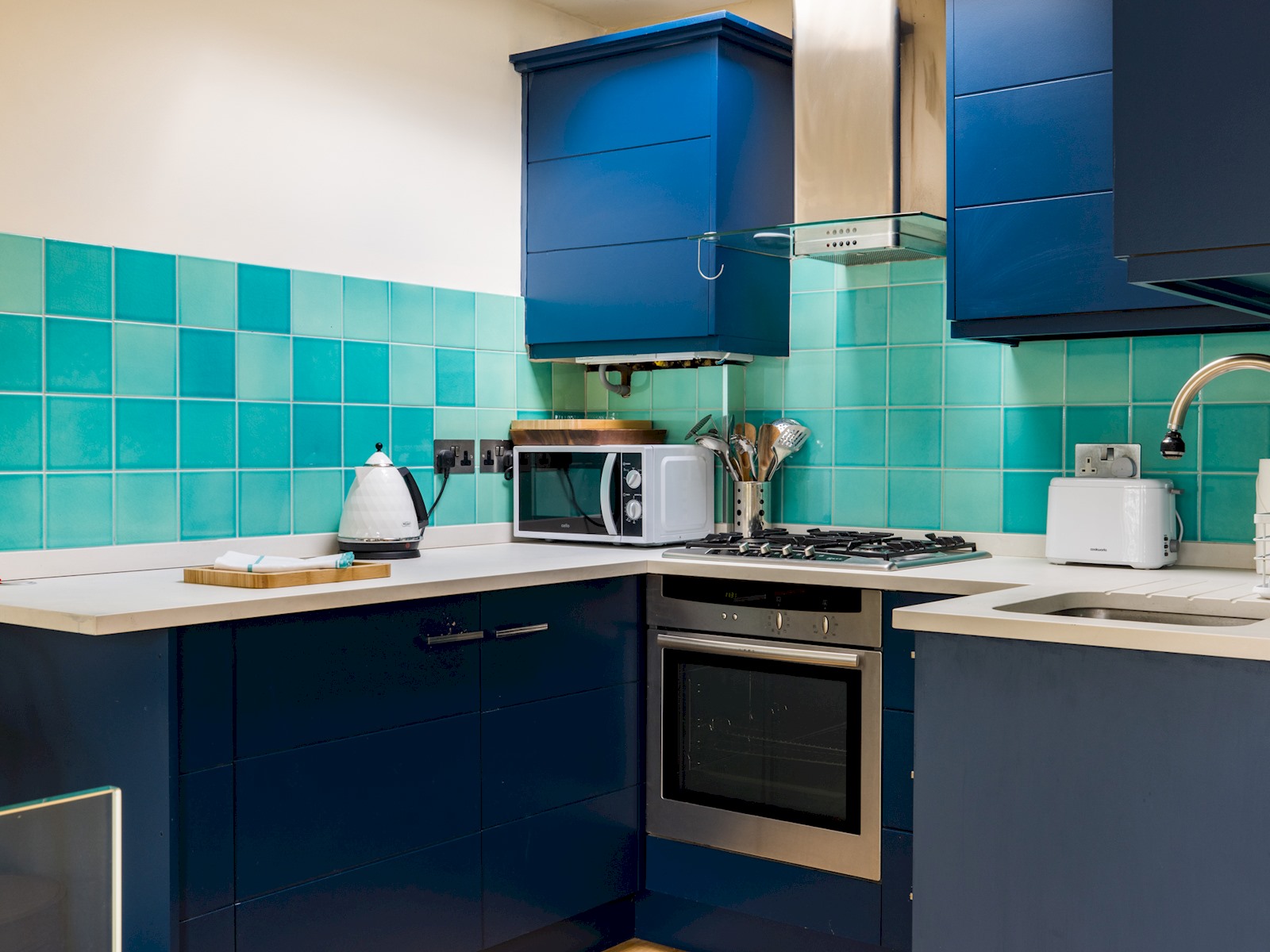 Elegant Roof-Top Garden Apartment, West Brompton - Pass the Keys in Flat 5, 37 Kempsford Gardens, SW5 9LA London SW5 9LA - Property image 10 - VivreStays