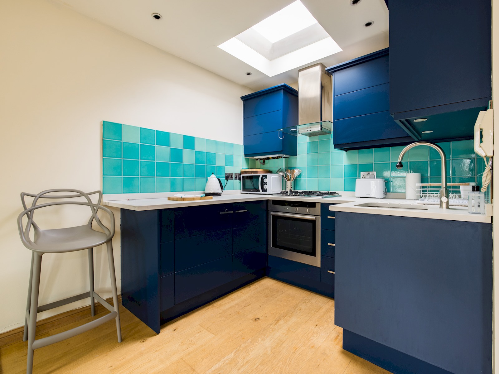 Elegant Roof-Top Garden Apartment, West Brompton - Pass the Keys in Flat 5, 37 Kempsford Gardens, SW5 9LA London SW5 9LA - Property image 9 - VivreStays