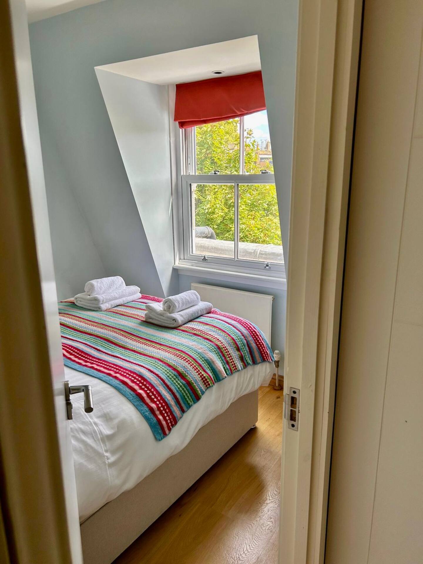 Elegant Roof-Top Garden Apartment, West Brompton - Pass the Keys in Flat 5, 37 Kempsford Gardens, SW5 9LA London SW5 9LA - Property image 13 - VivreStays