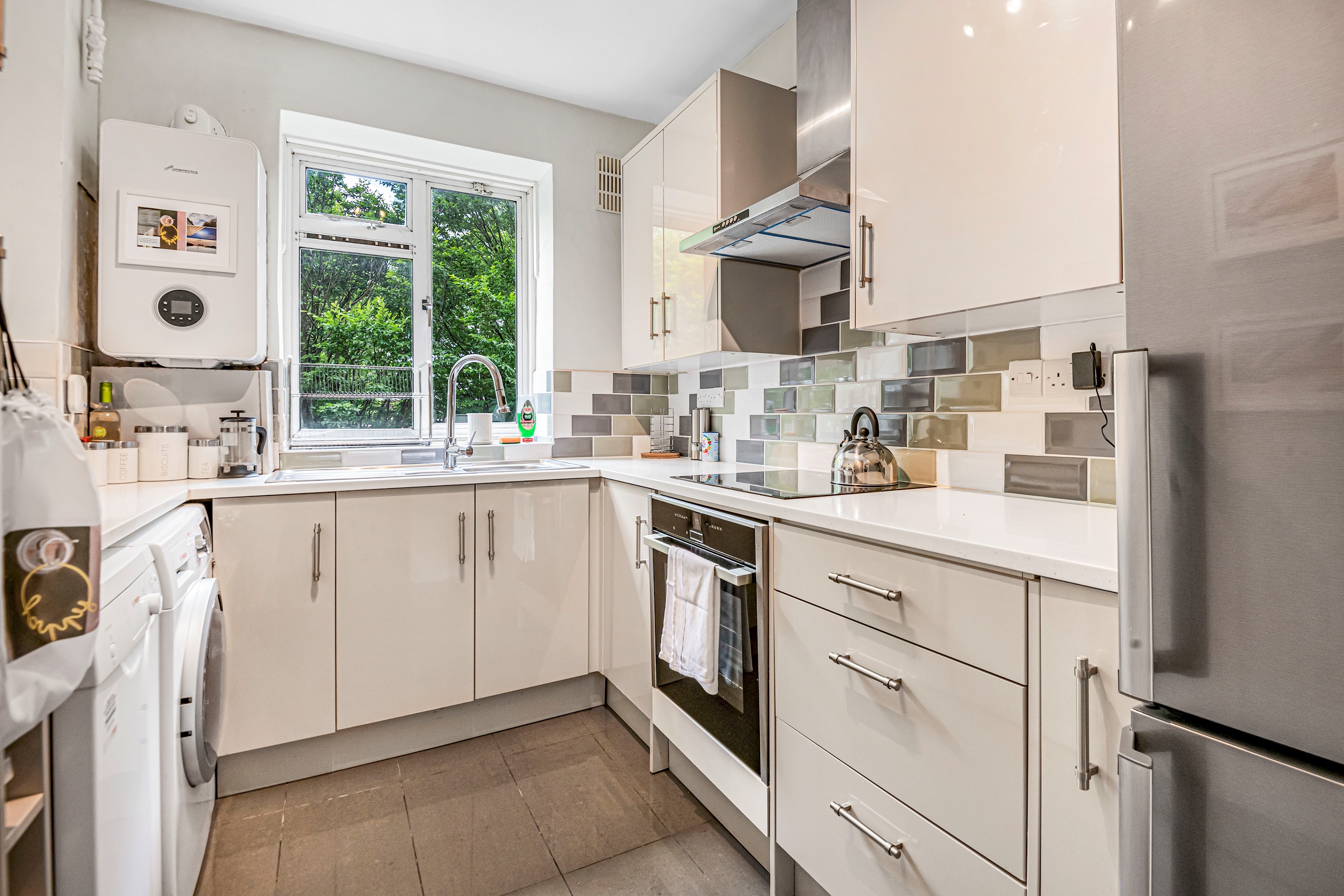 Modern Apartment in the heart of Battersea Park - Pass the Keys in Flat 16 Bank Court, 193 Battersea Park Road, Battersea SW11 4LA - Property image 18 - VivreStays