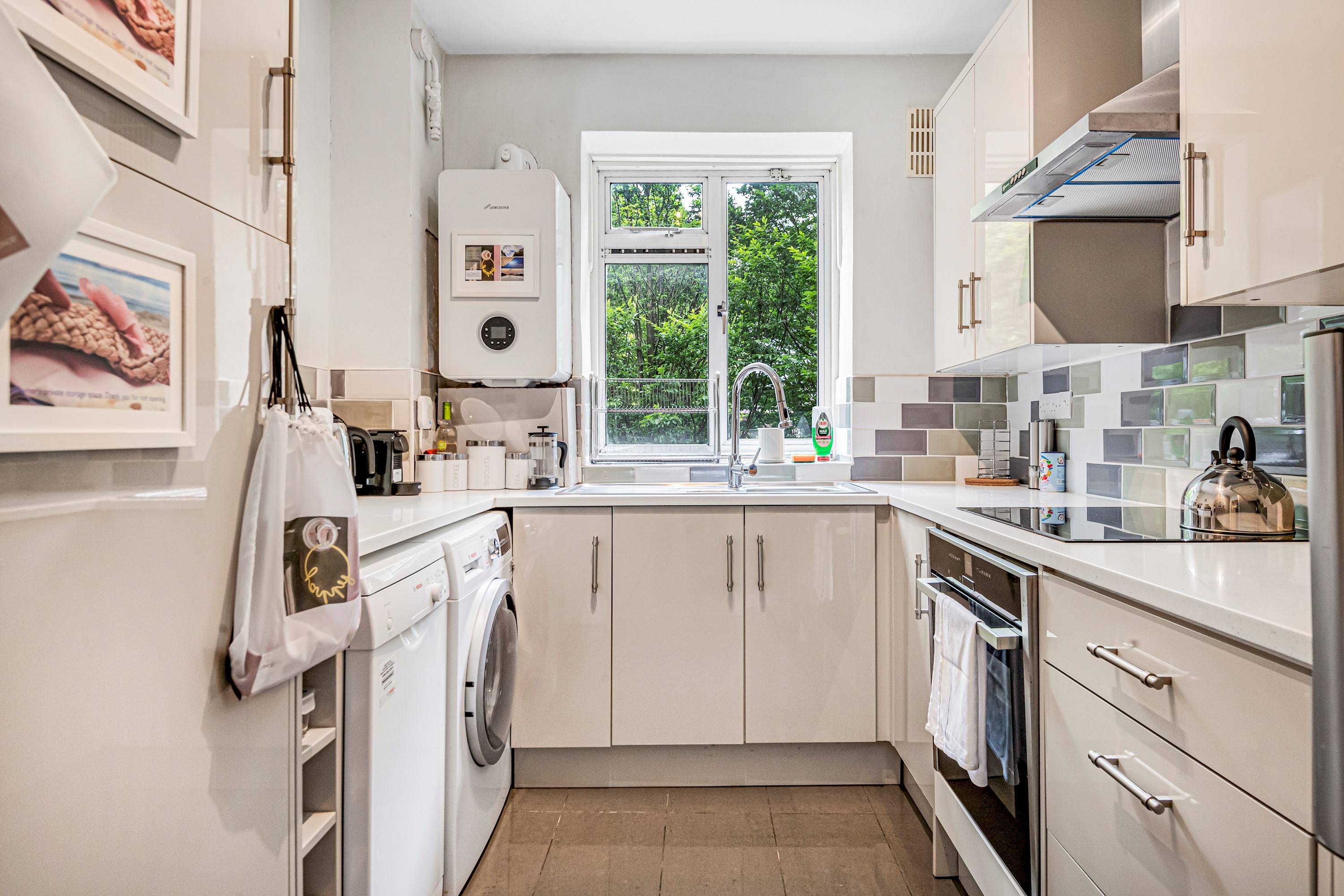 Modern Apartment in the heart of Battersea Park - Pass the Keys in Flat 16 Bank Court, 193 Battersea Park Road, Battersea SW11 4LA - Property image 21 - VivreStays