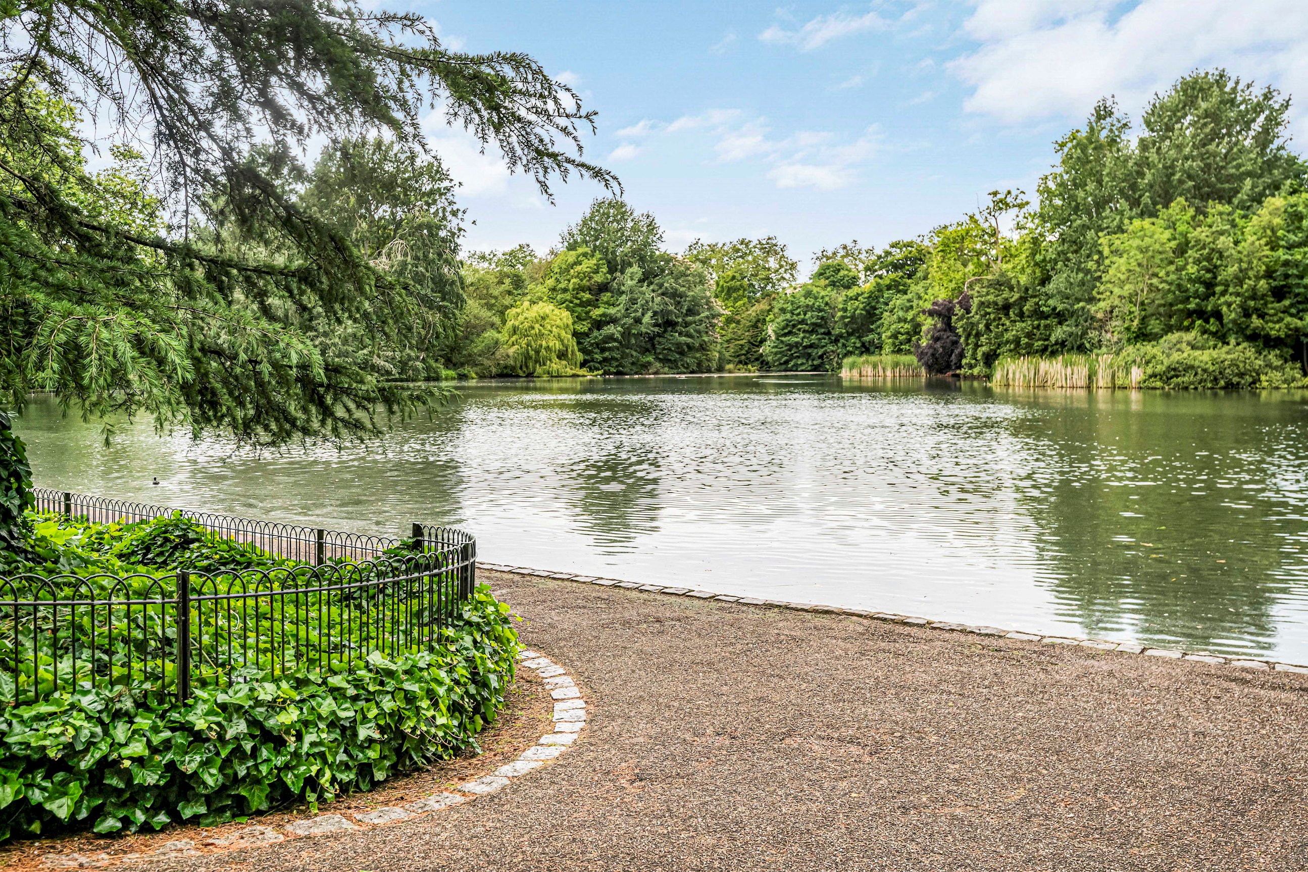 Modern Apartment in the heart of Battersea Park - Pass the Keys in Flat 16 Bank Court, 193 Battersea Park Road, Battersea SW11 4LA - Property image 46 - VivreStays