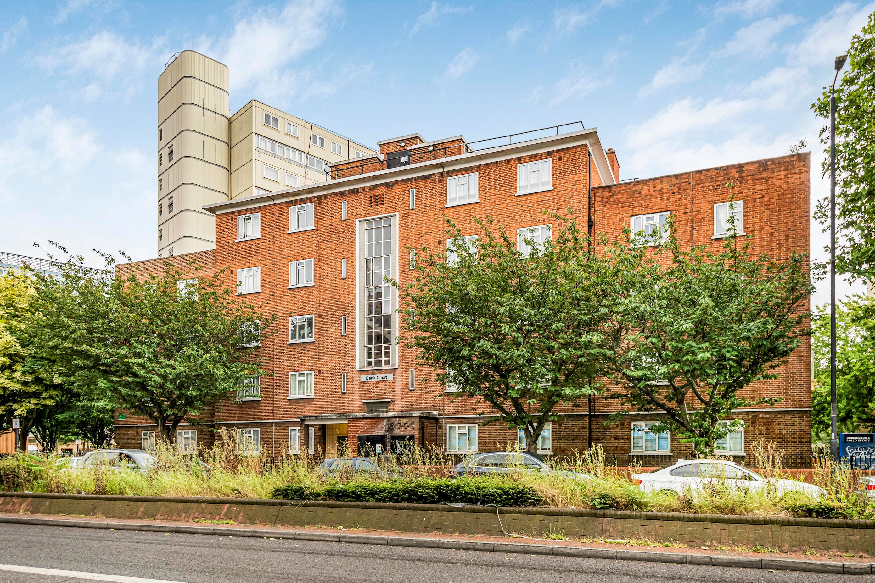 Modern Apartment in the heart of Battersea Park - Pass the Keys in Flat 16 Bank Court, 193 Battersea Park Road, Battersea SW11 4LA - Property image 50 - VivreStays